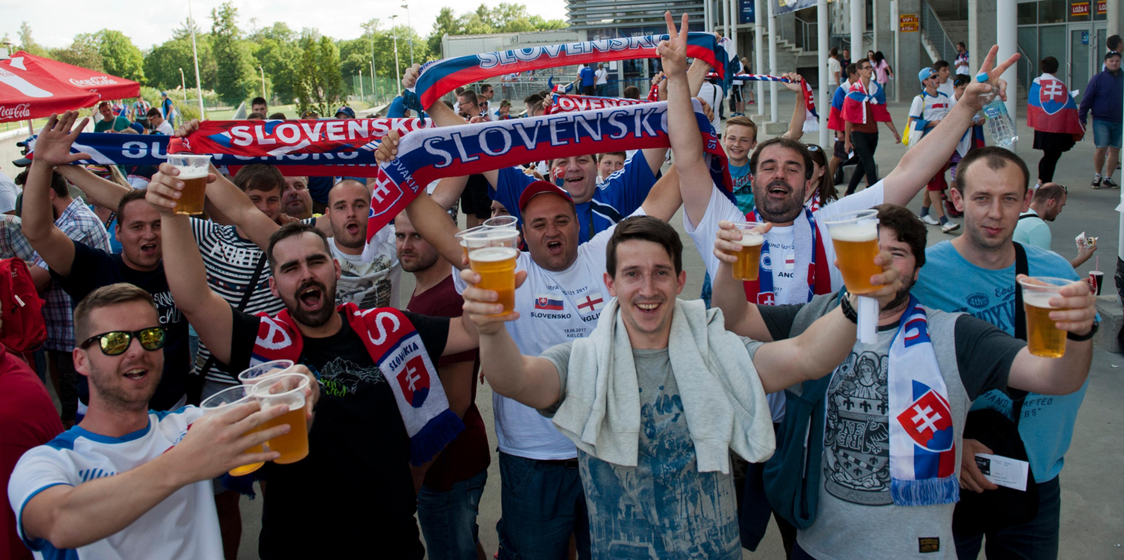 Slovenskí fanúšikovia pred zápasom skupiny A na ME futbalistov do 21 rokov Slovensko - Anglicko.