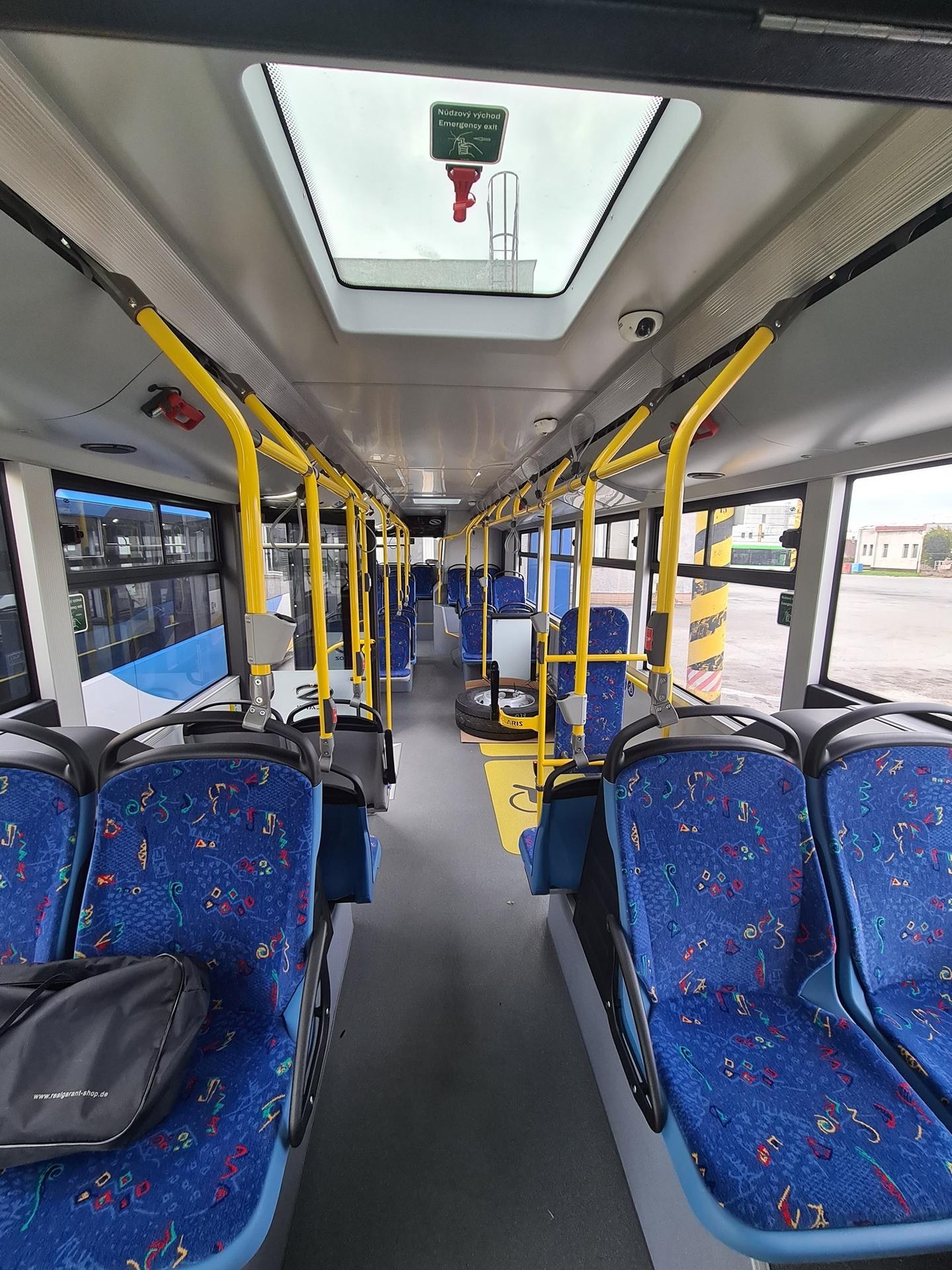 Interiér nového autobusu MHD v Košiciach.