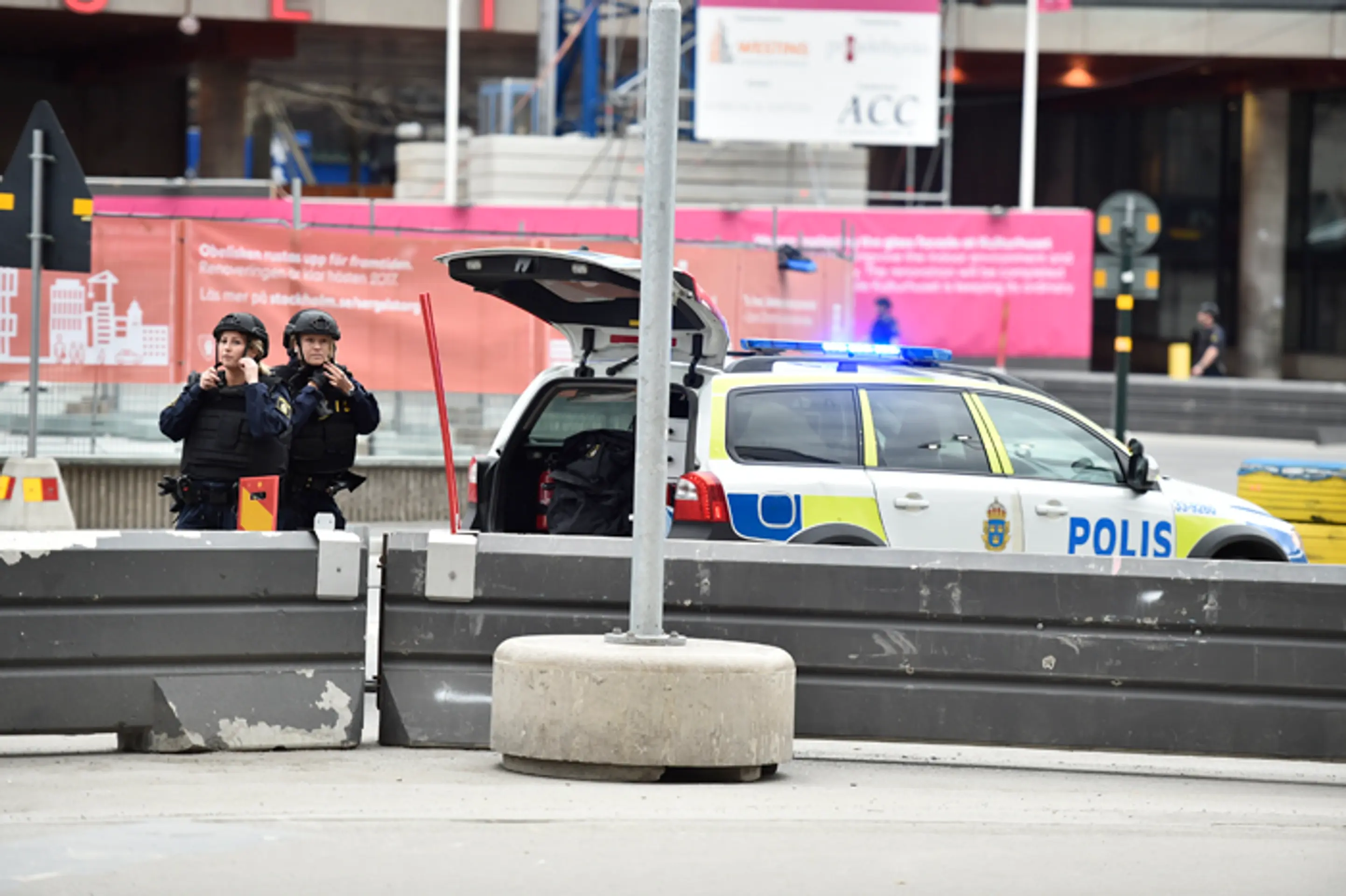 Policajtky v centre Štokholmu, kde auto narazilo do ľudí.