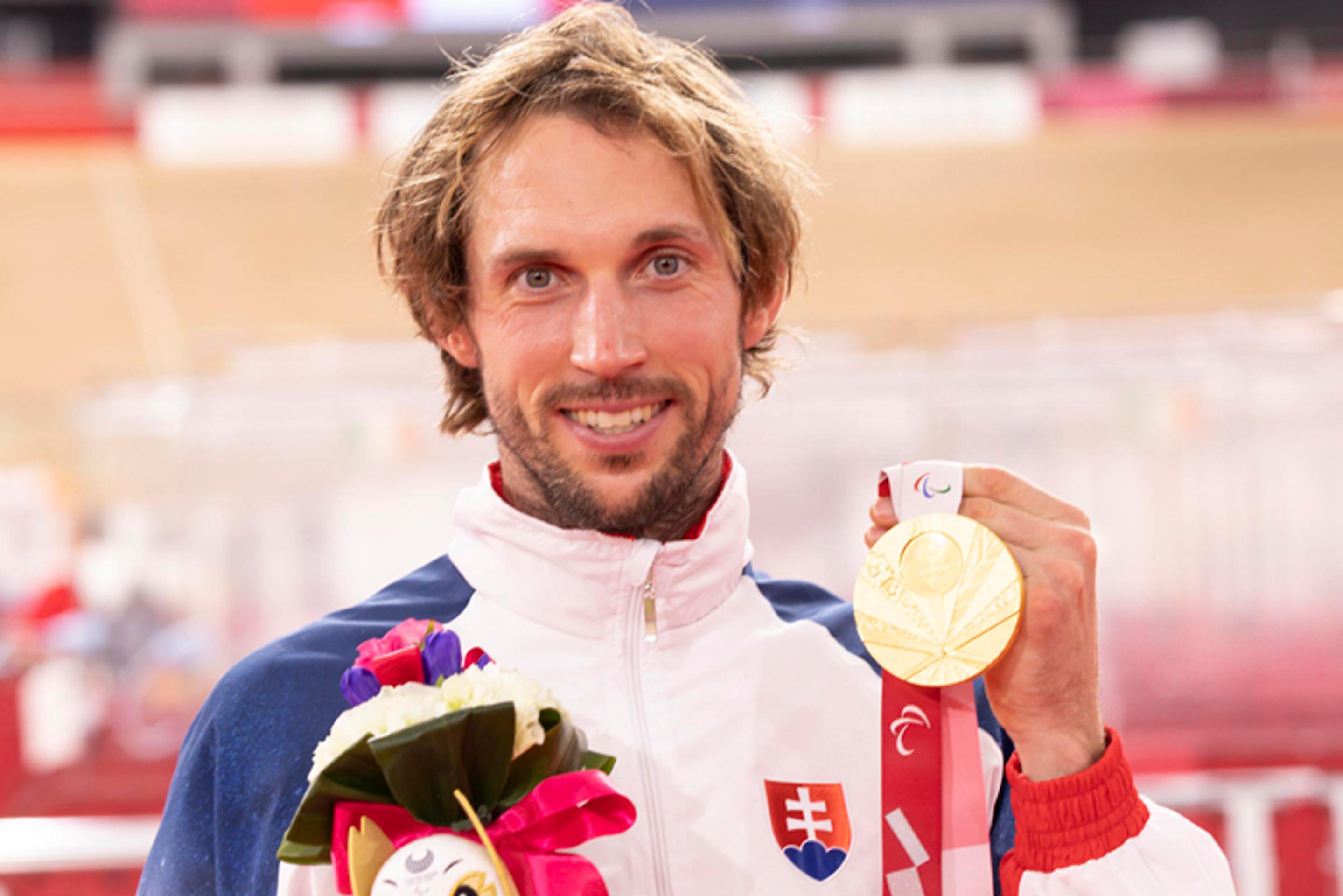 Jozef Metelka so zlatou medailou na PH 2020, ktorú obhájil z Ria.