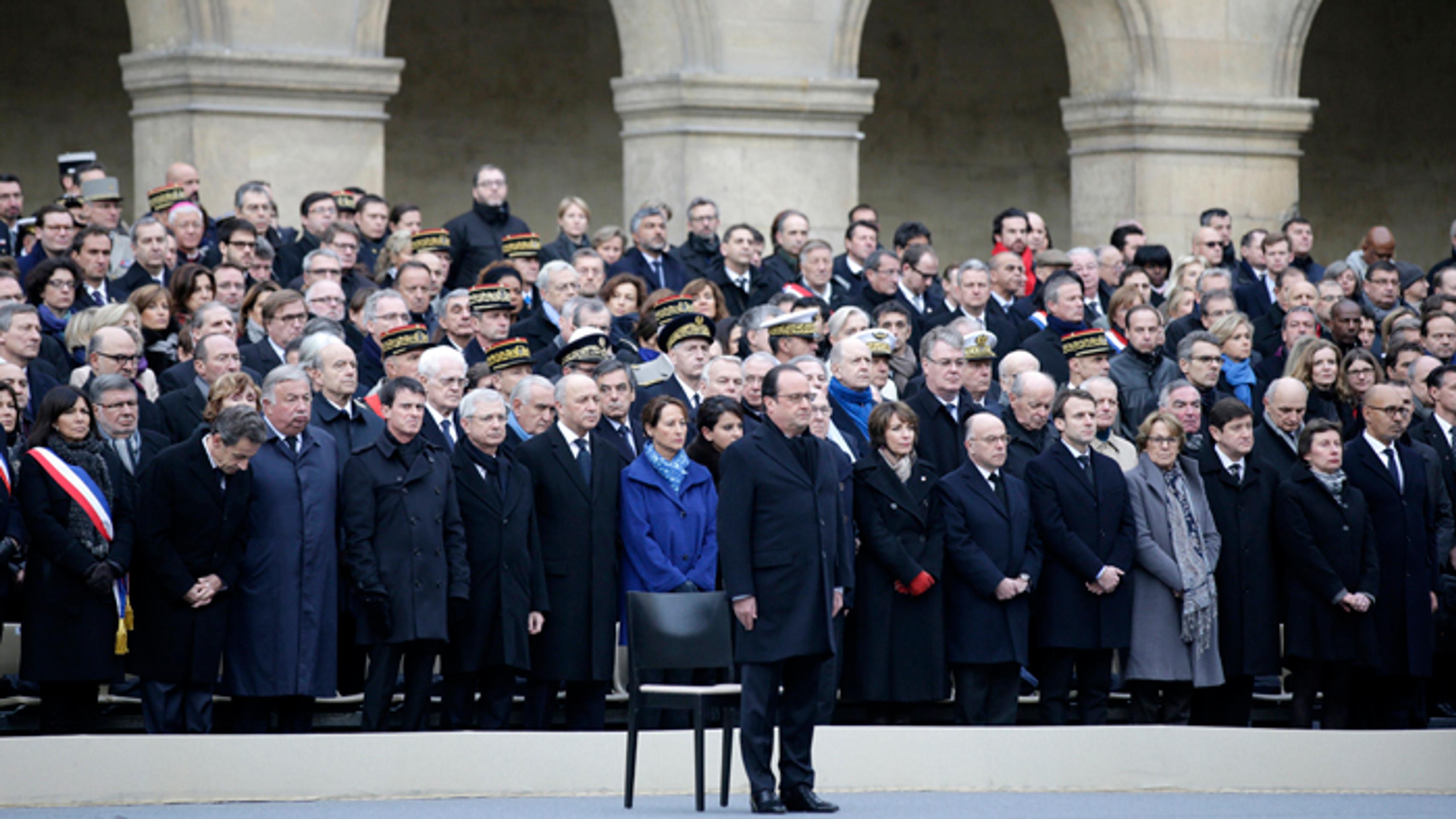 Politici stoja počas francúzskej hymny na pamiatku 130 obetí parížskych atentátov z 13. novembra.