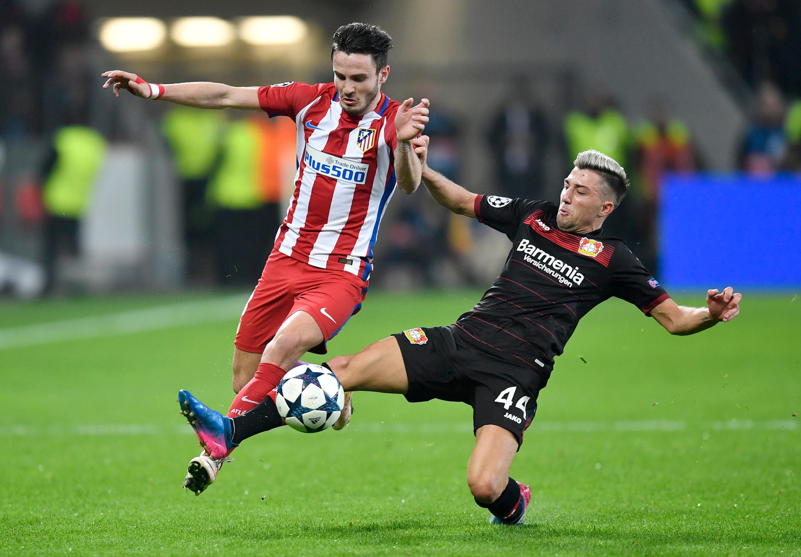 V súboji o loptu v osemfinále LM naľavo Saúl Níguez z Atlética a Kevin Kampl z Leverkusenu.