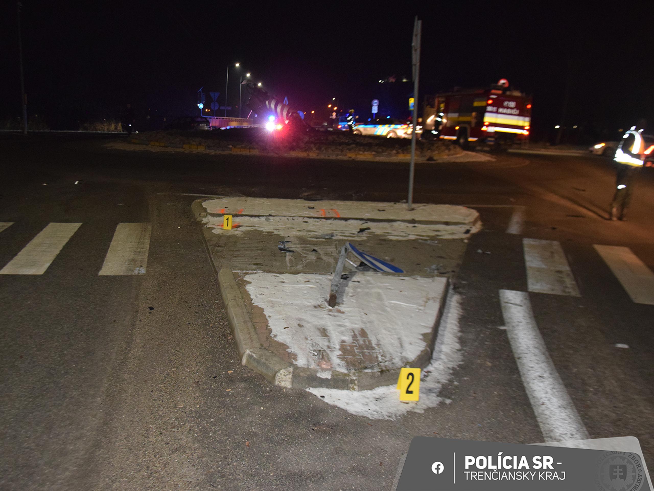 Opitý vodič zdemoloval v Púchove kruhový objazd.