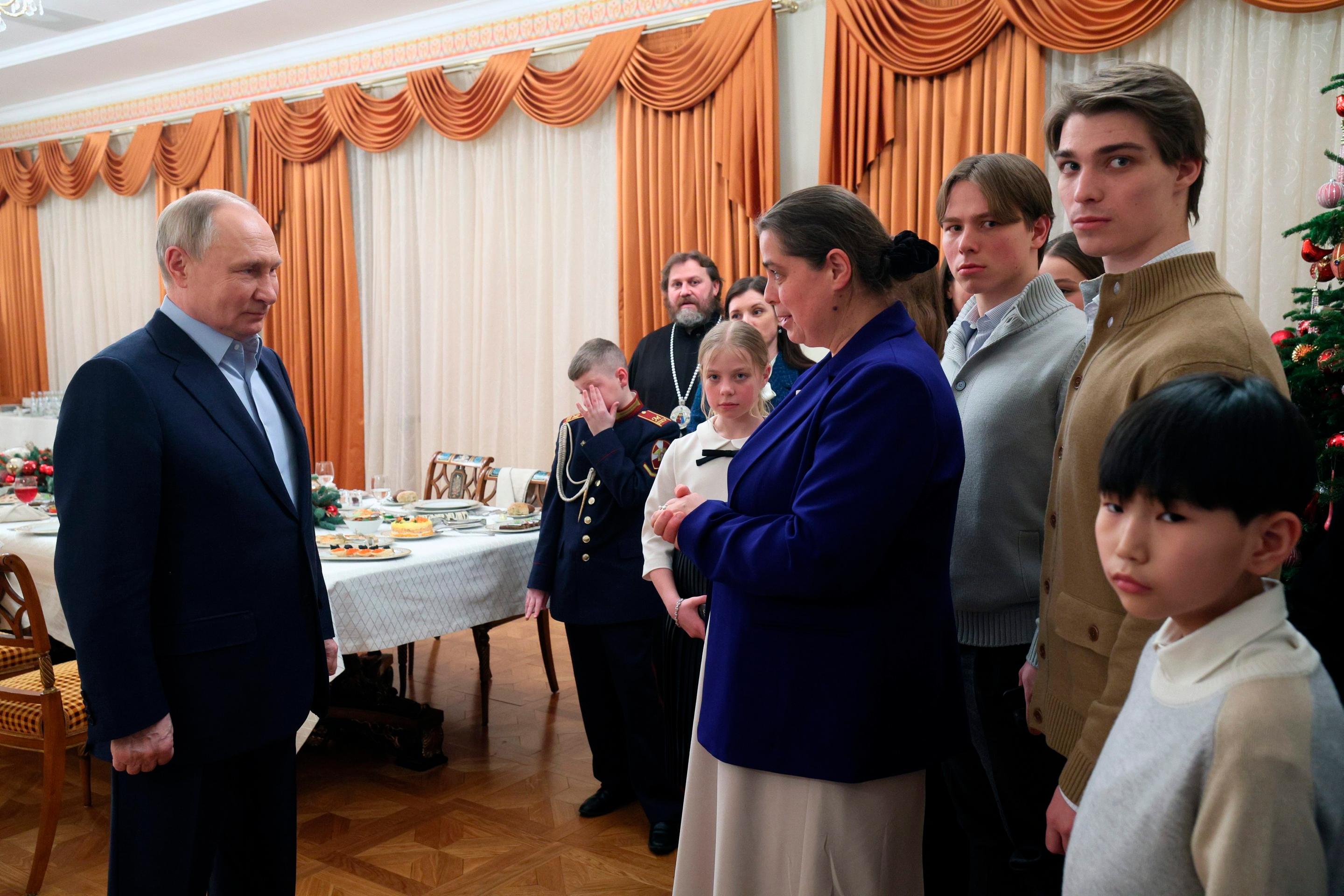 Putin slávil Božie narodenie v spoločnosti rodín vojakov padlých na Ukrajine.