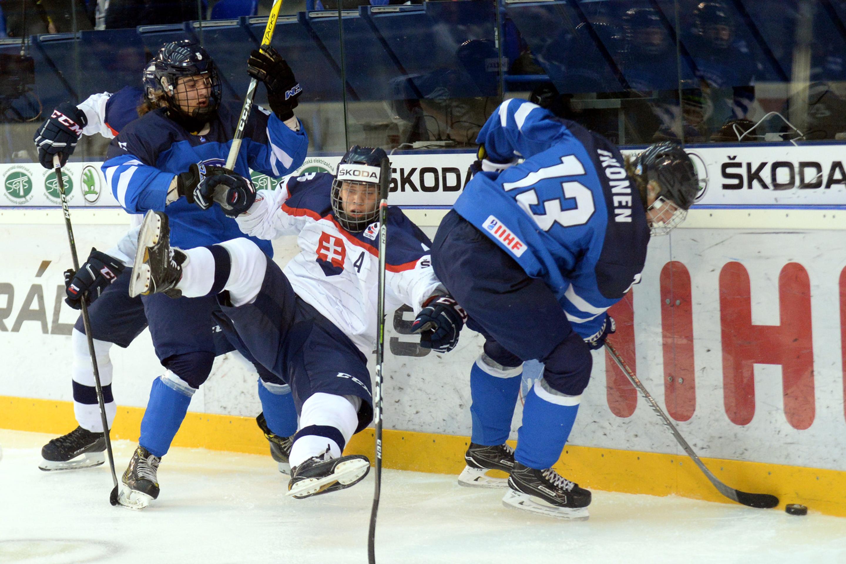 Slovenský reprezentant do 18 rokov Adam Líška (v strede) bojuje o puk s Fínmi Jonim Ikonenom (vpravo) a Eerom Teräväinenom na MS