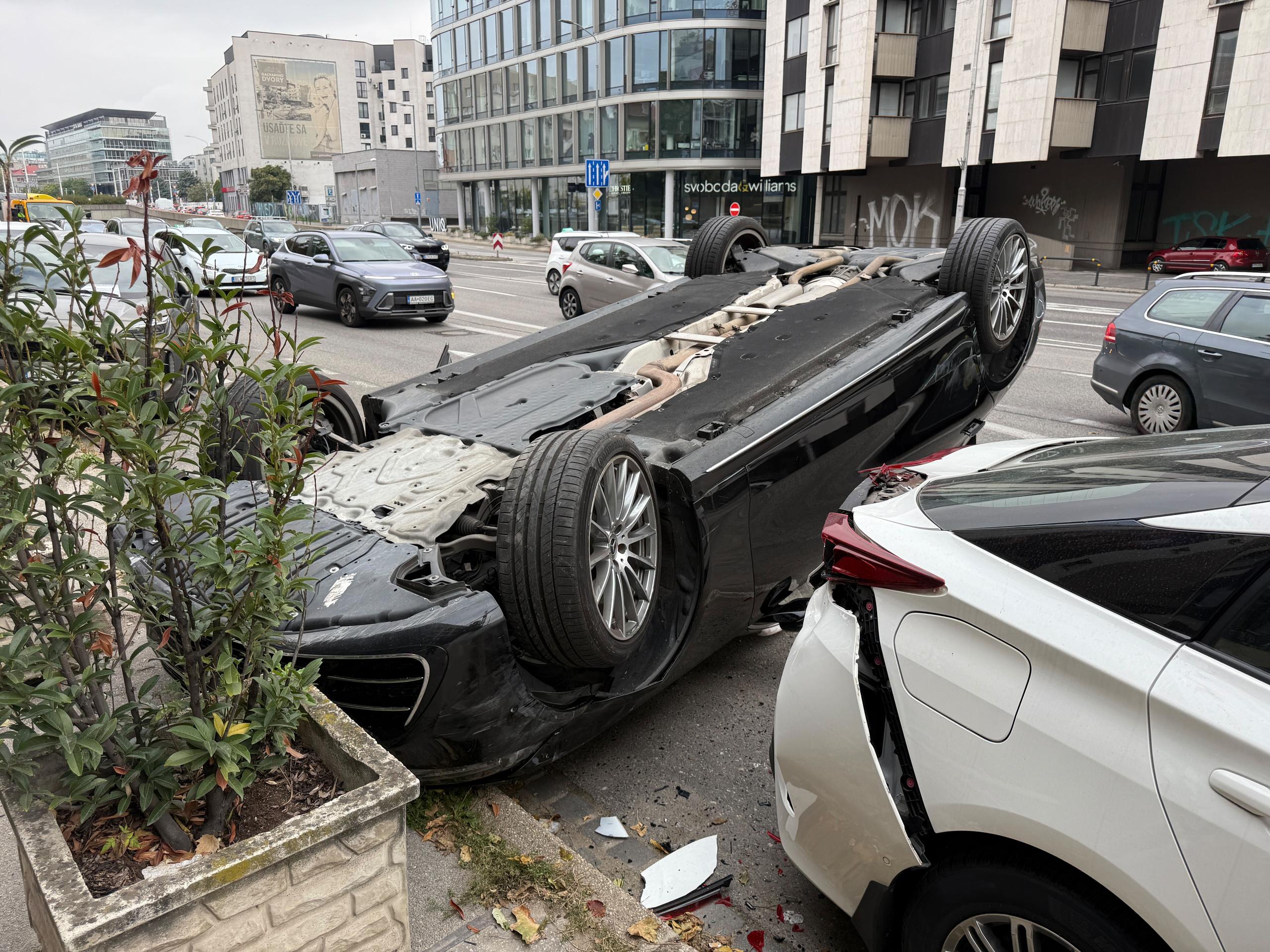 Limuzína diplomatov skončila na streche