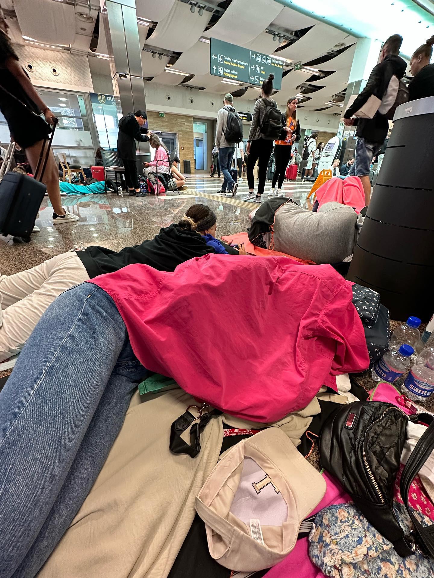 Slovenky strávili noc vo vytopenej letiskovej hale