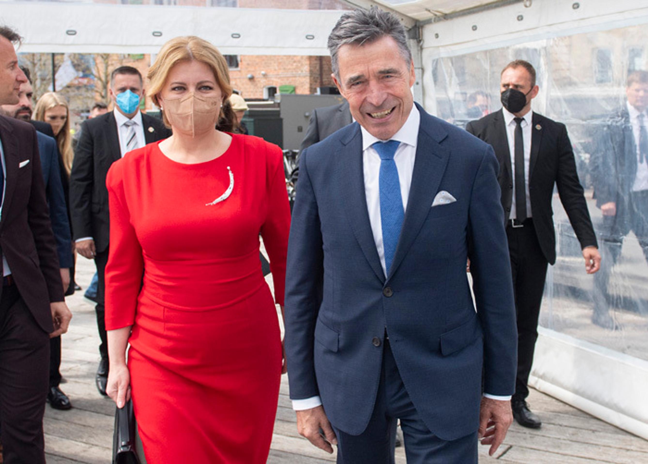 Prezidentka Zuzana Čaputová s bývalým šéfom NATO a expremiérom Dánska Andersom Foghom Rasmussenom.