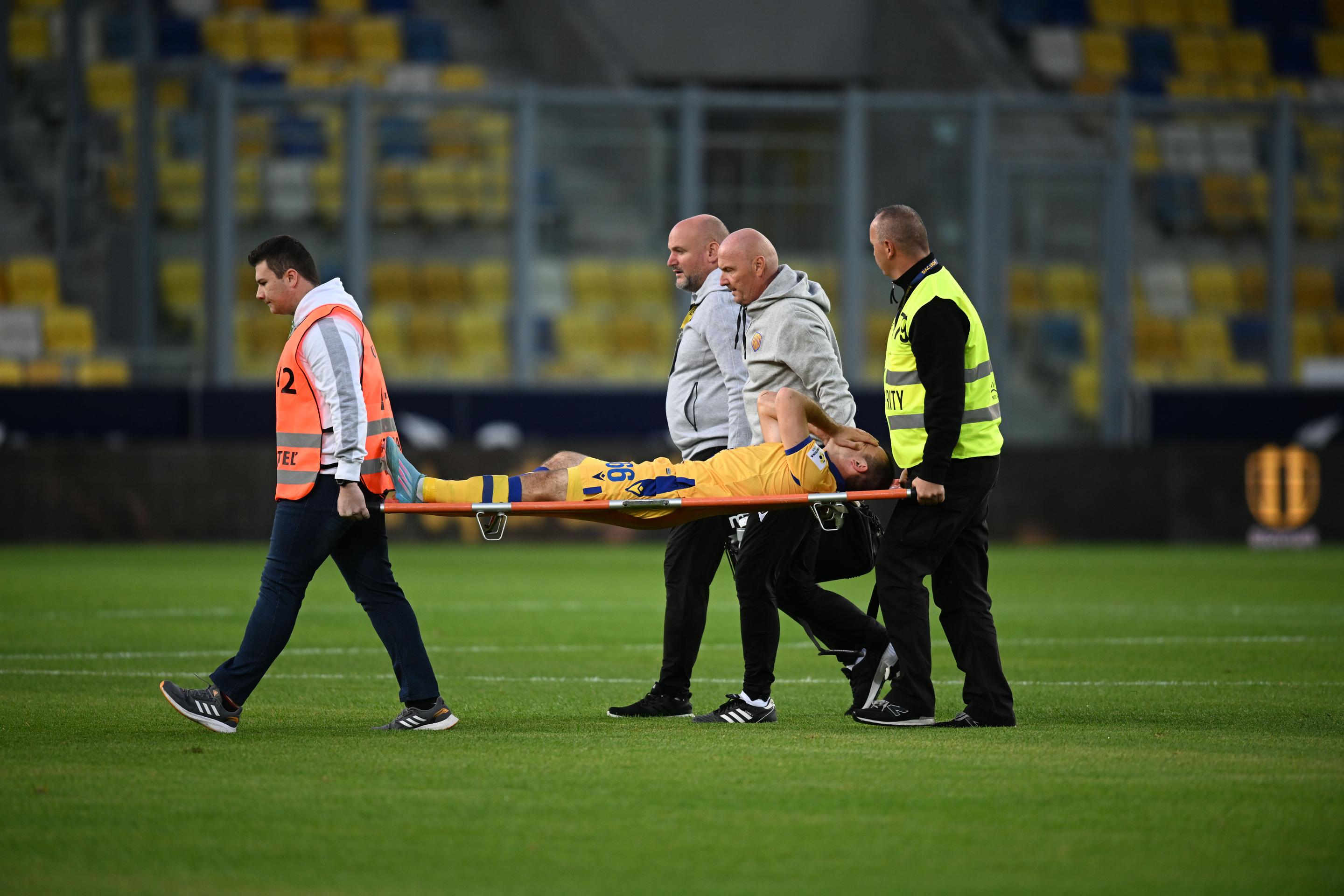 Zdravotníci odnášajú zraneného Miroslava Káčera (DAC) v zápase 13. kola Fortuna ligy proti Žiline.