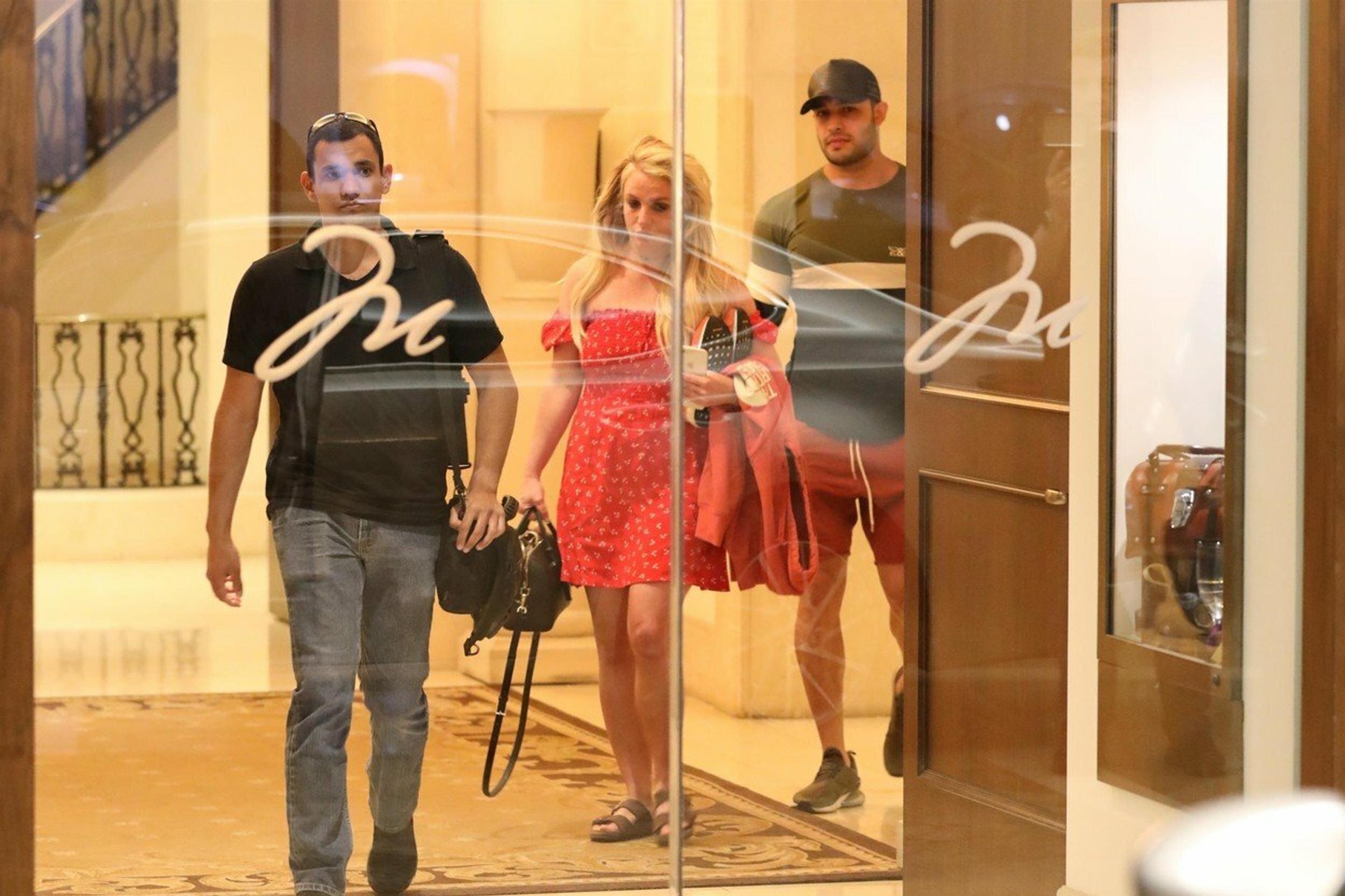 Britney Spears opúšťa hotel v Beverly Hills v sprievode jej priateľa Sama Asghariho