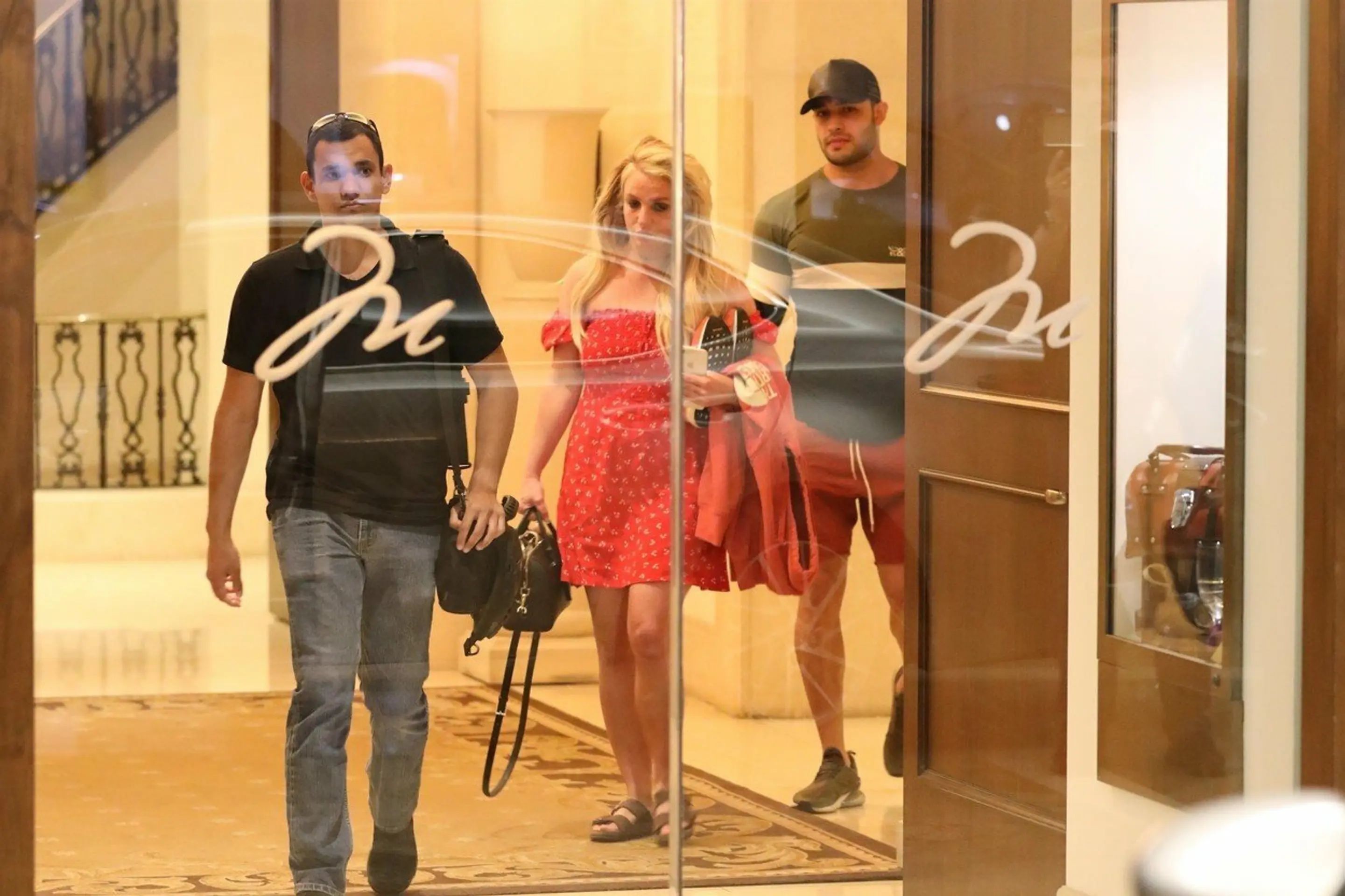Britney Spears opúšťa hotel v Beverly Hills v sprievode jej priateľa Sama Asghariho