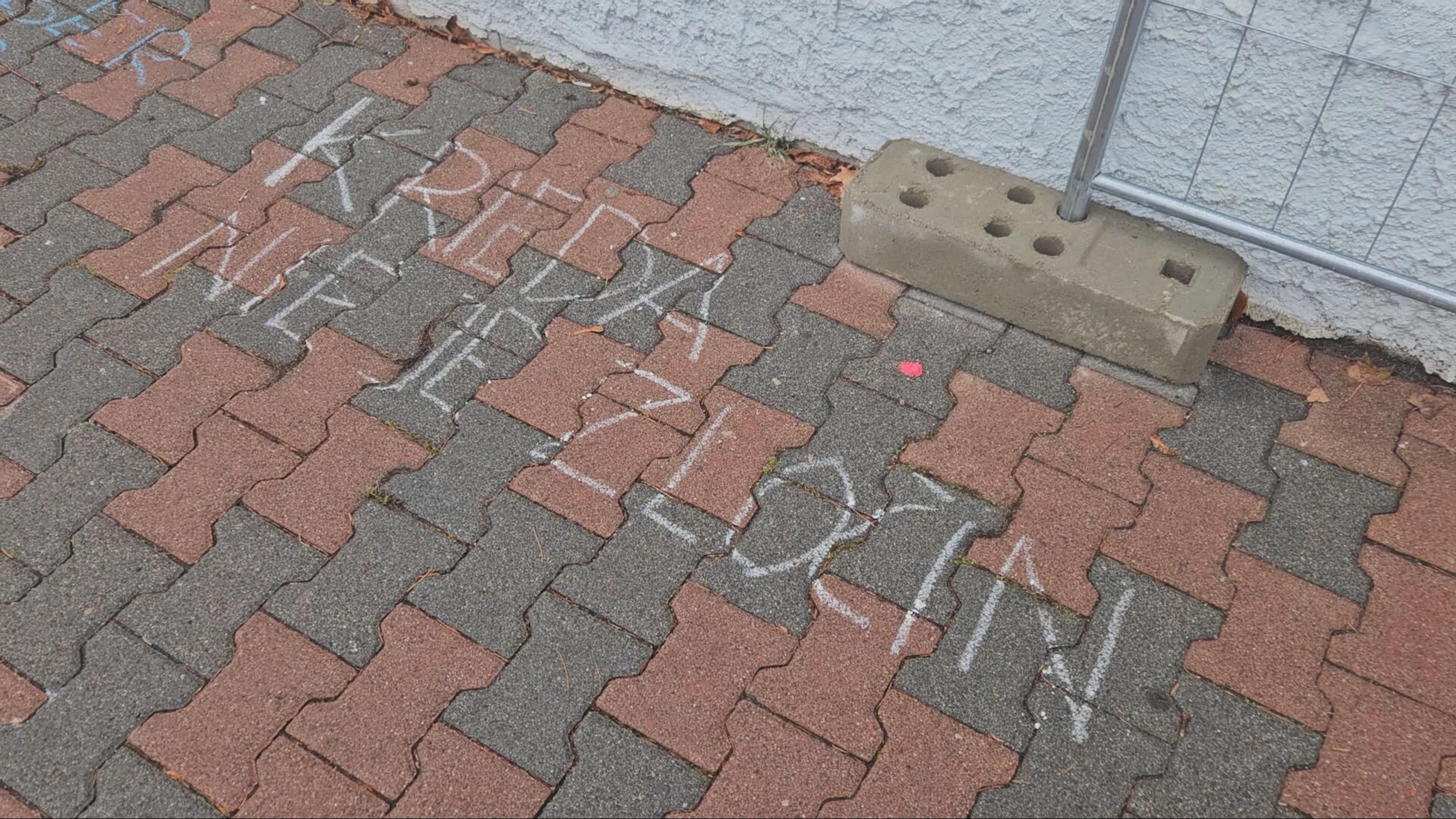 Fica privítali farebné kriedové odkazy