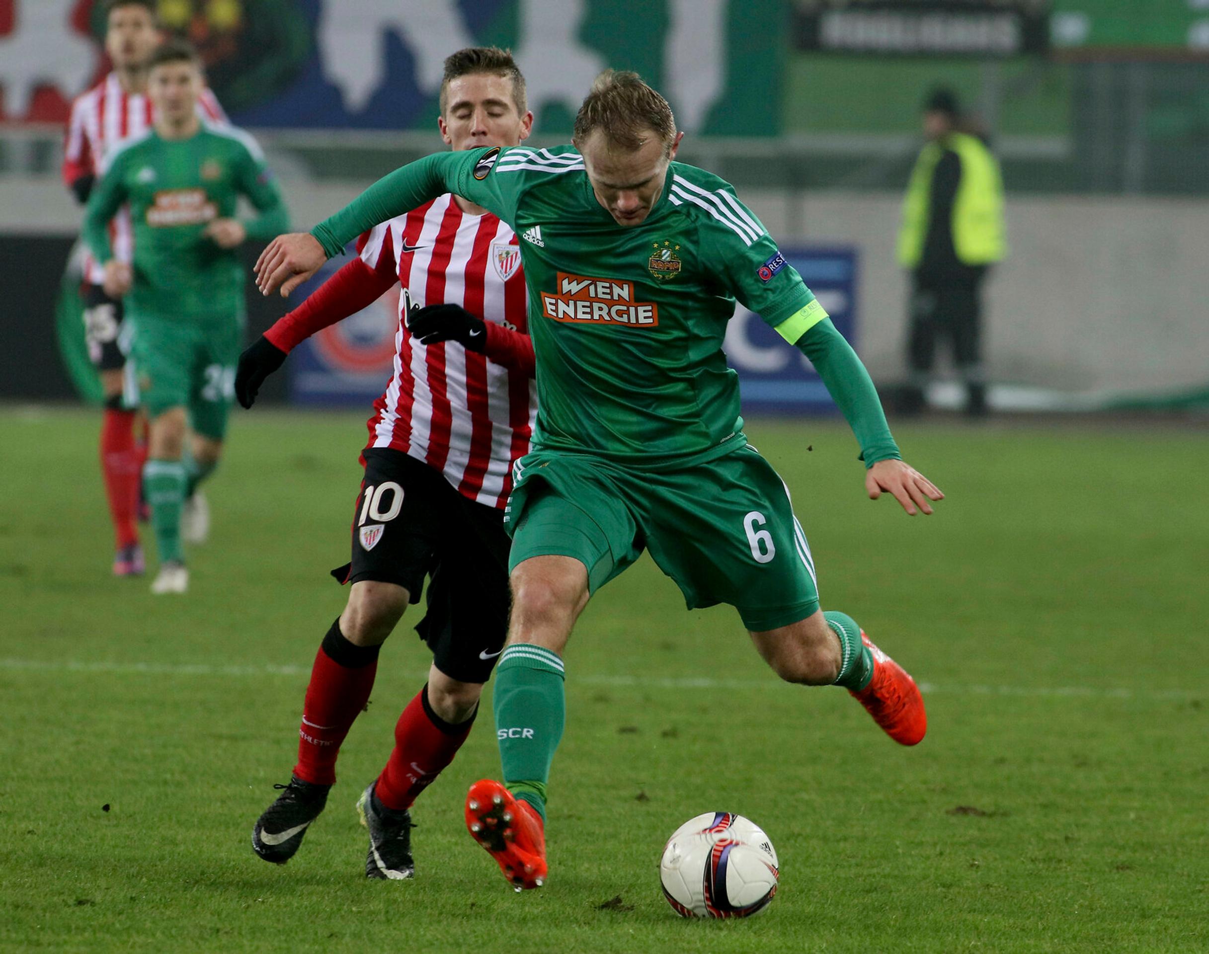 Iker Muniain (vľavo) z Bilbaa stíha v dueli EL kapitána Rapidu Viedeň Maria Sonnleitnera.