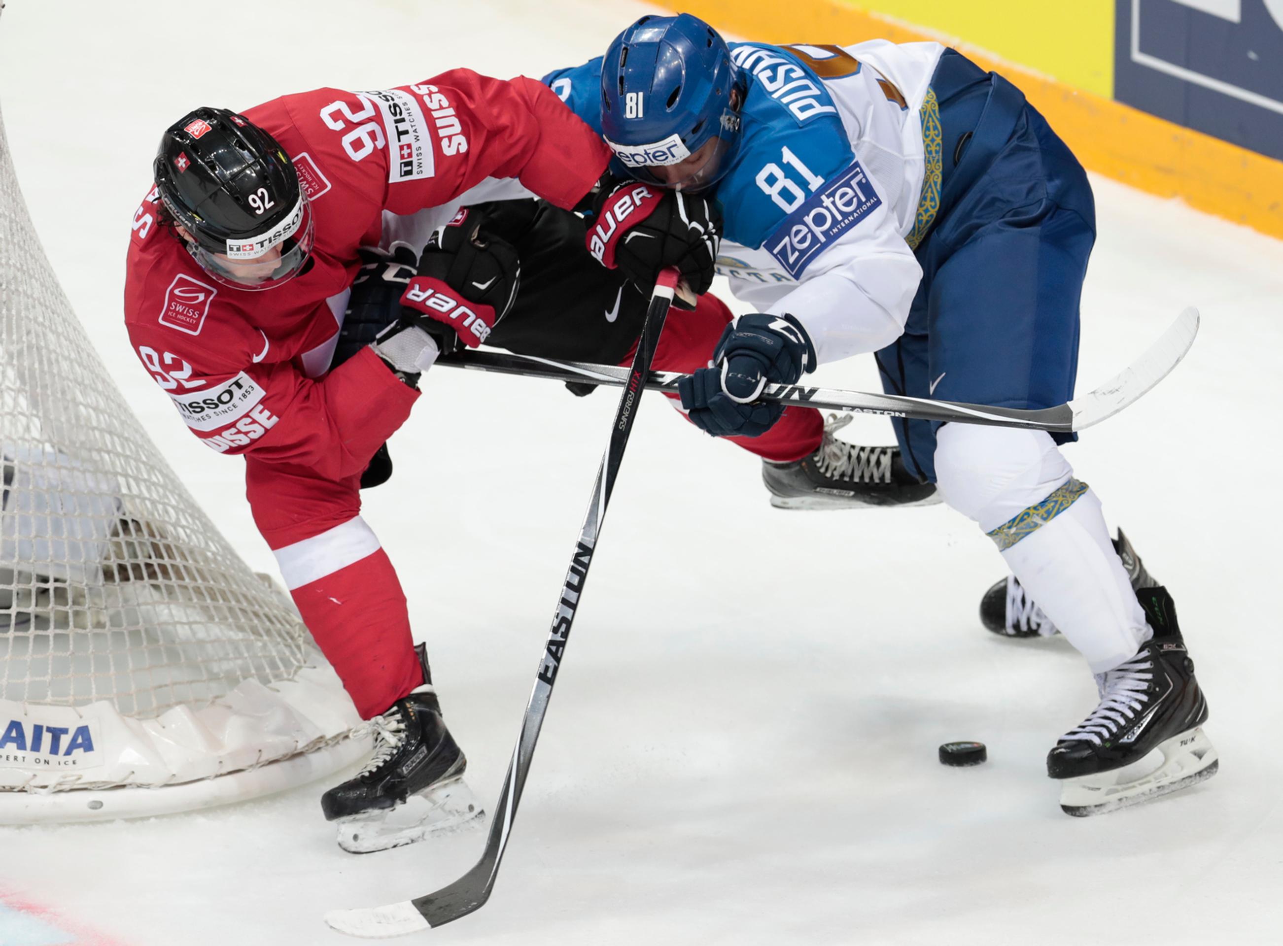Súboj hráčov švajčiarskeho a kazašského tímu počas duelu na MS v Rusku.