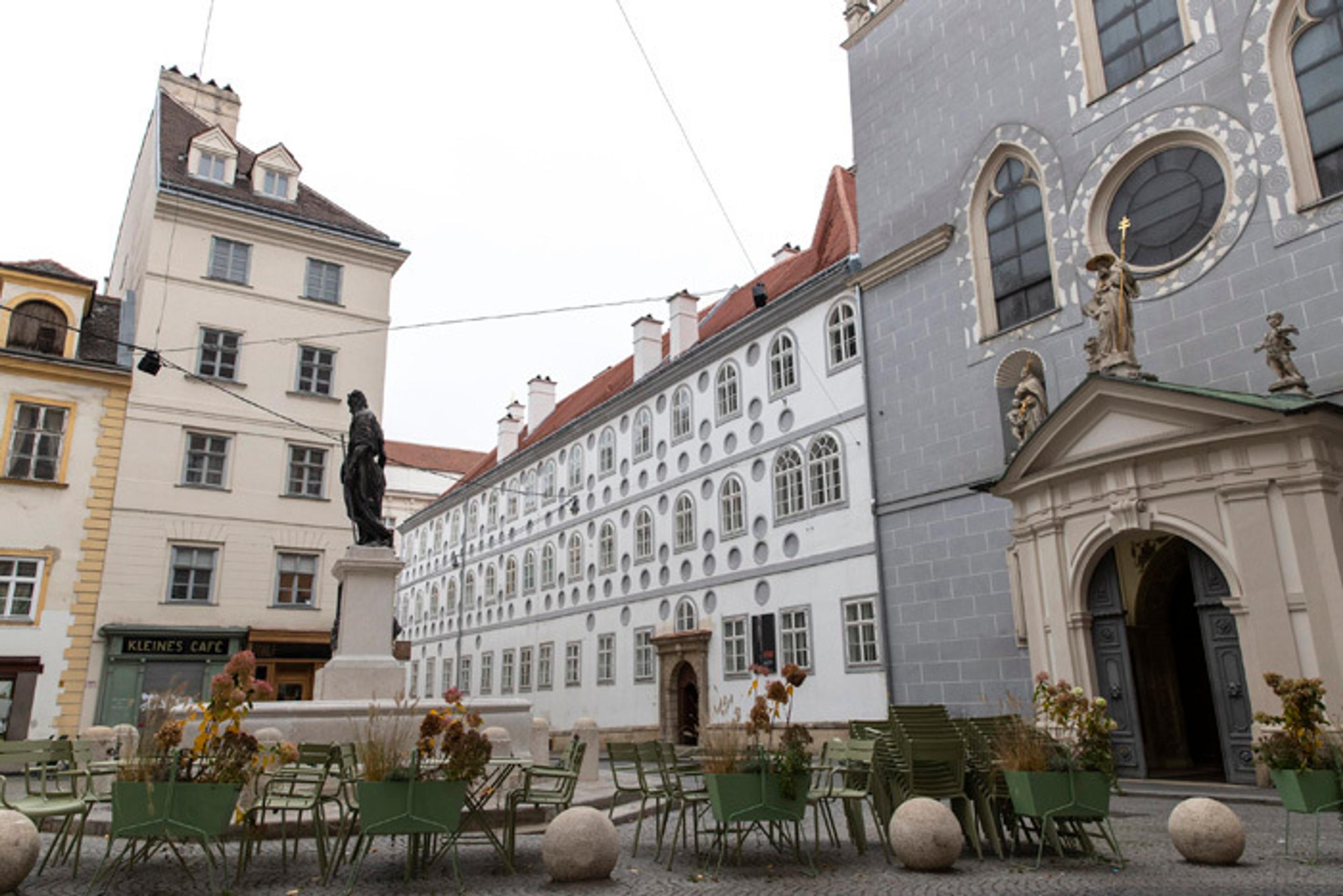 Prázdne stoličky pred kaviarňou vo Viedni 