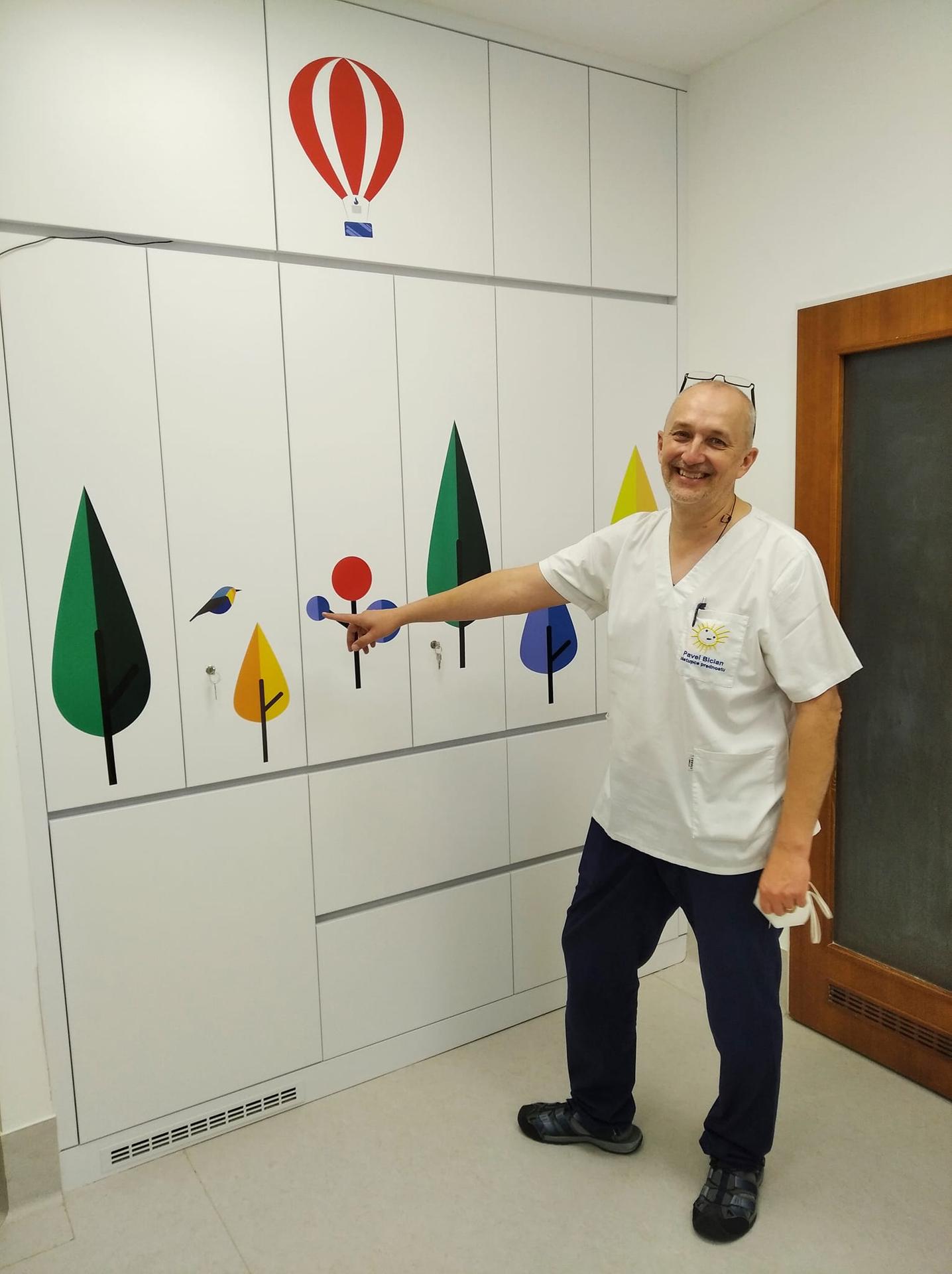 Zakladateľ a predseda o. z.  Svetielko nádeje MUDr. Pavol Bician.