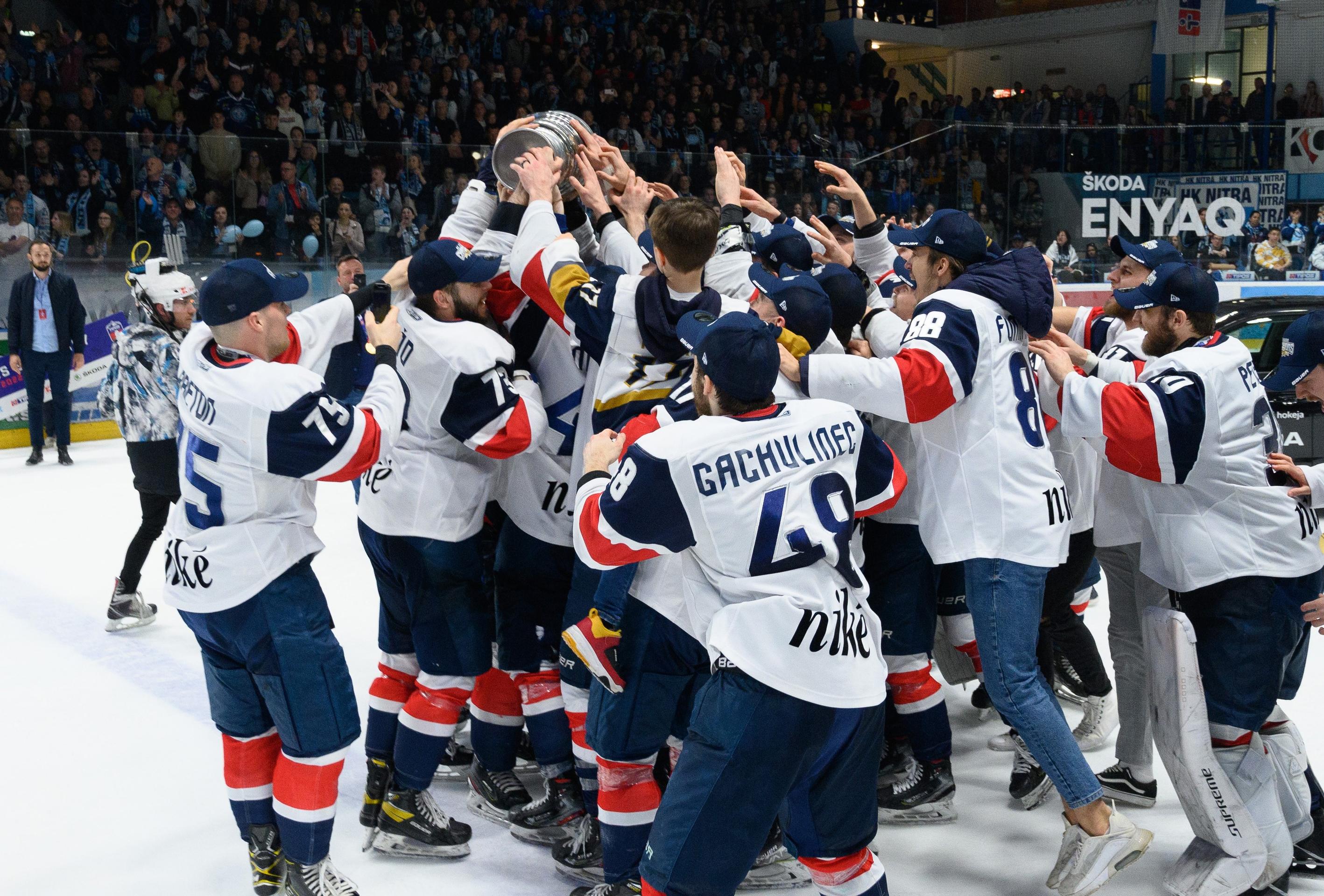 Na snímke radosť hráčov HC Slovan po zisku titulu.