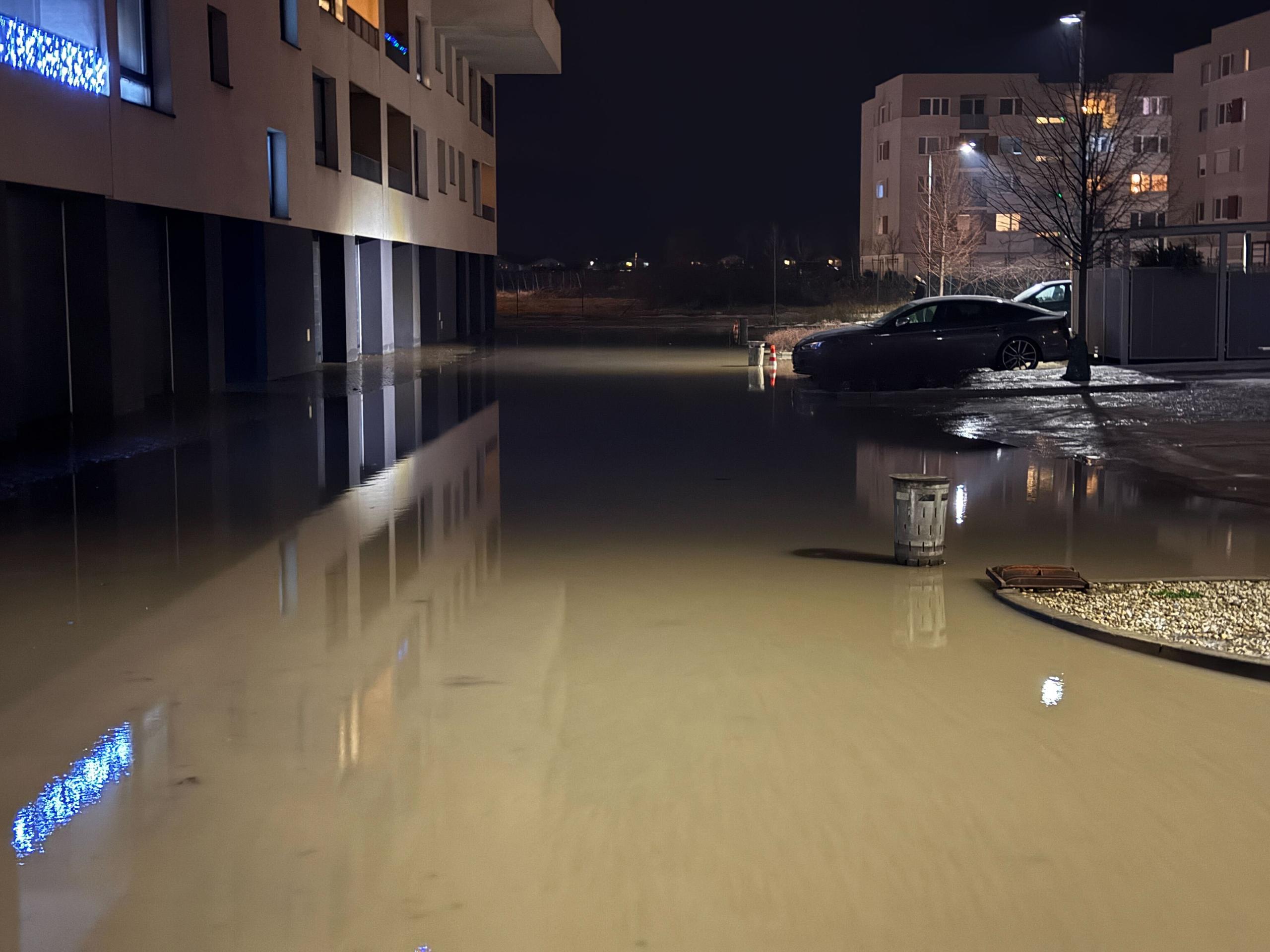 Prasknuté potrubie v Pezinku.