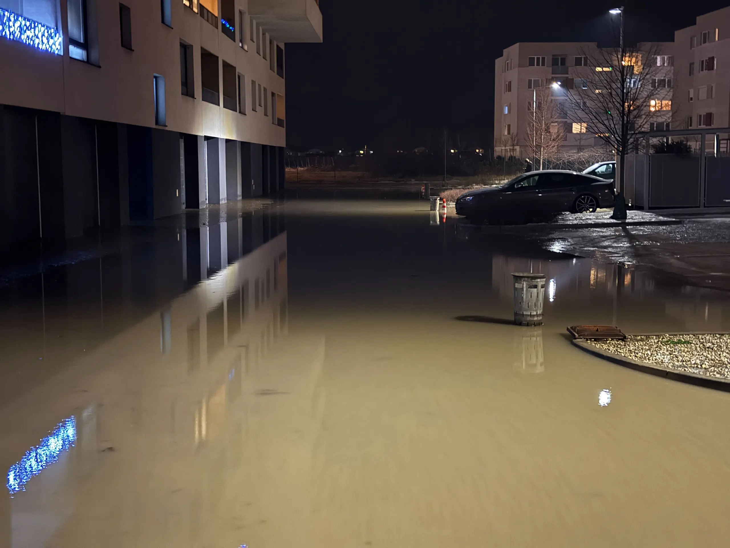 Prasknuté potrubie v Pezinku.