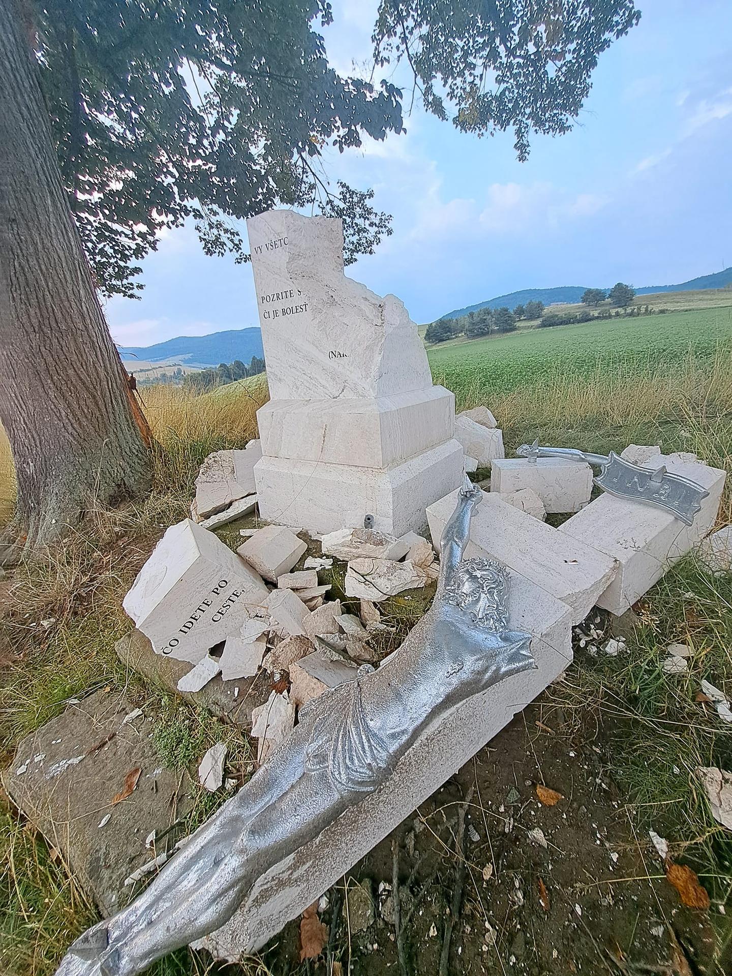 Zničený kríž v obci Kluknava