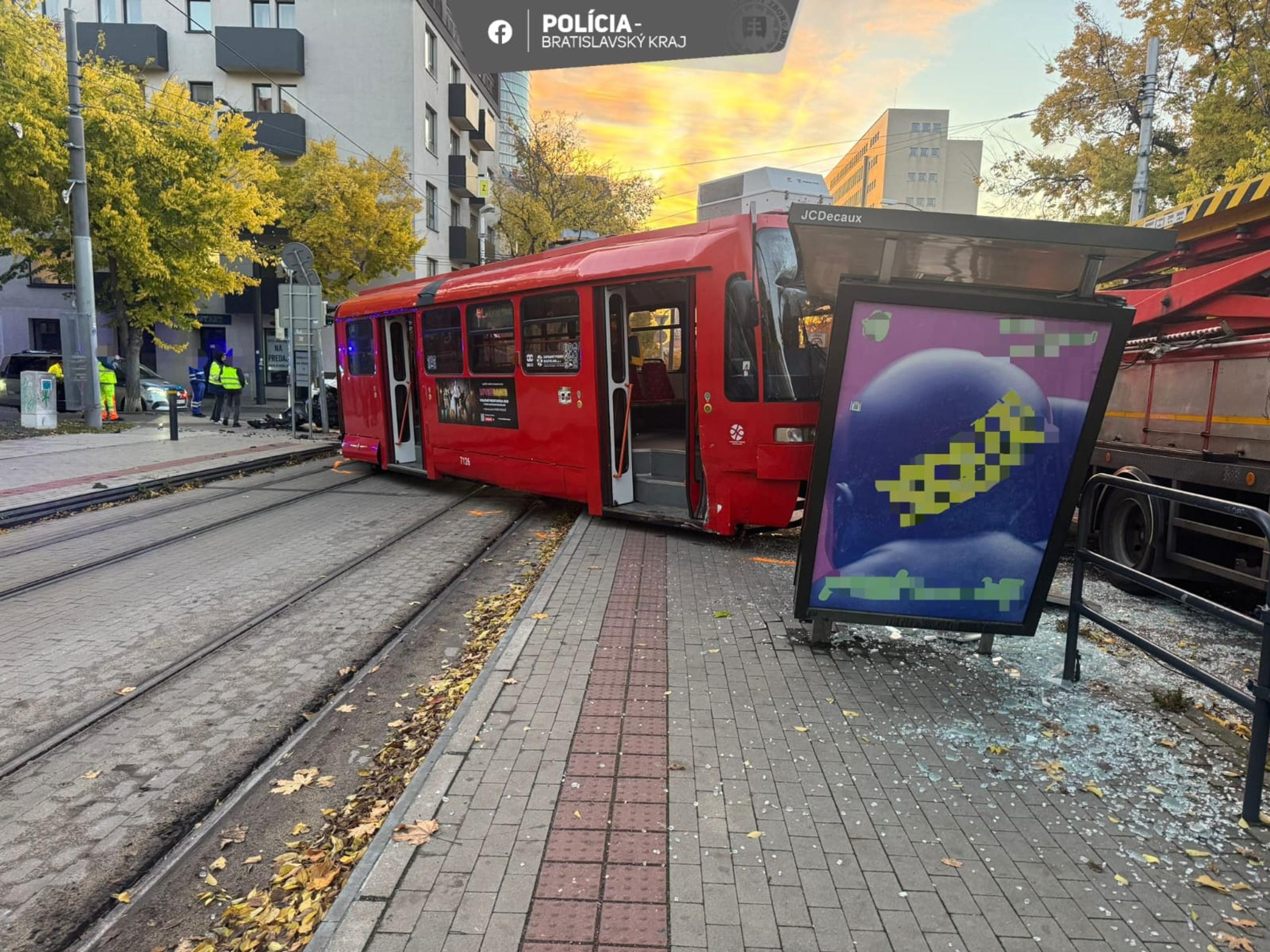 Auto sa zrazilo s električkou