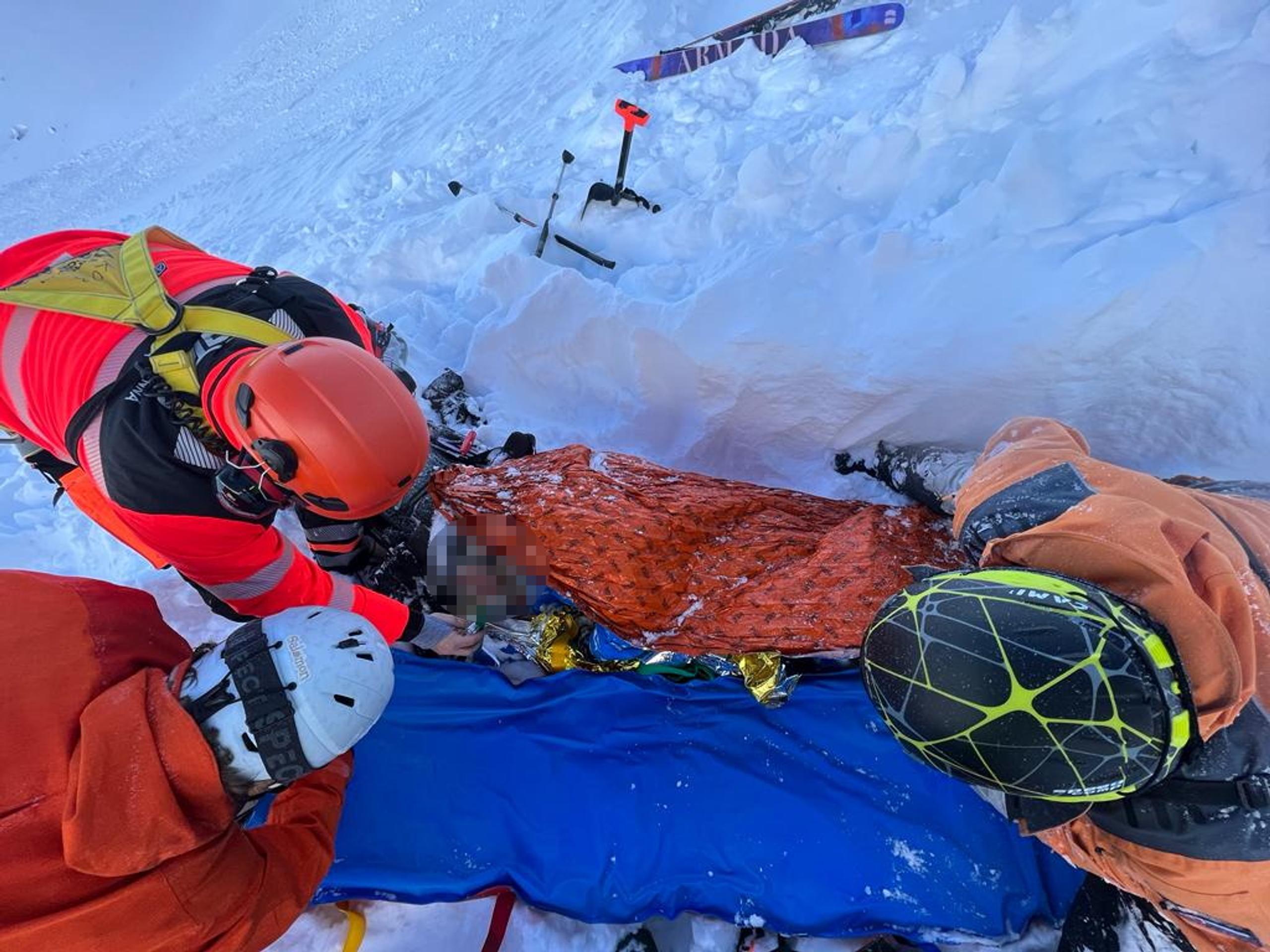 V Nízkych Tatrách sa strhli dve lavíny, stiahli so sebou dvoch lyžiarov