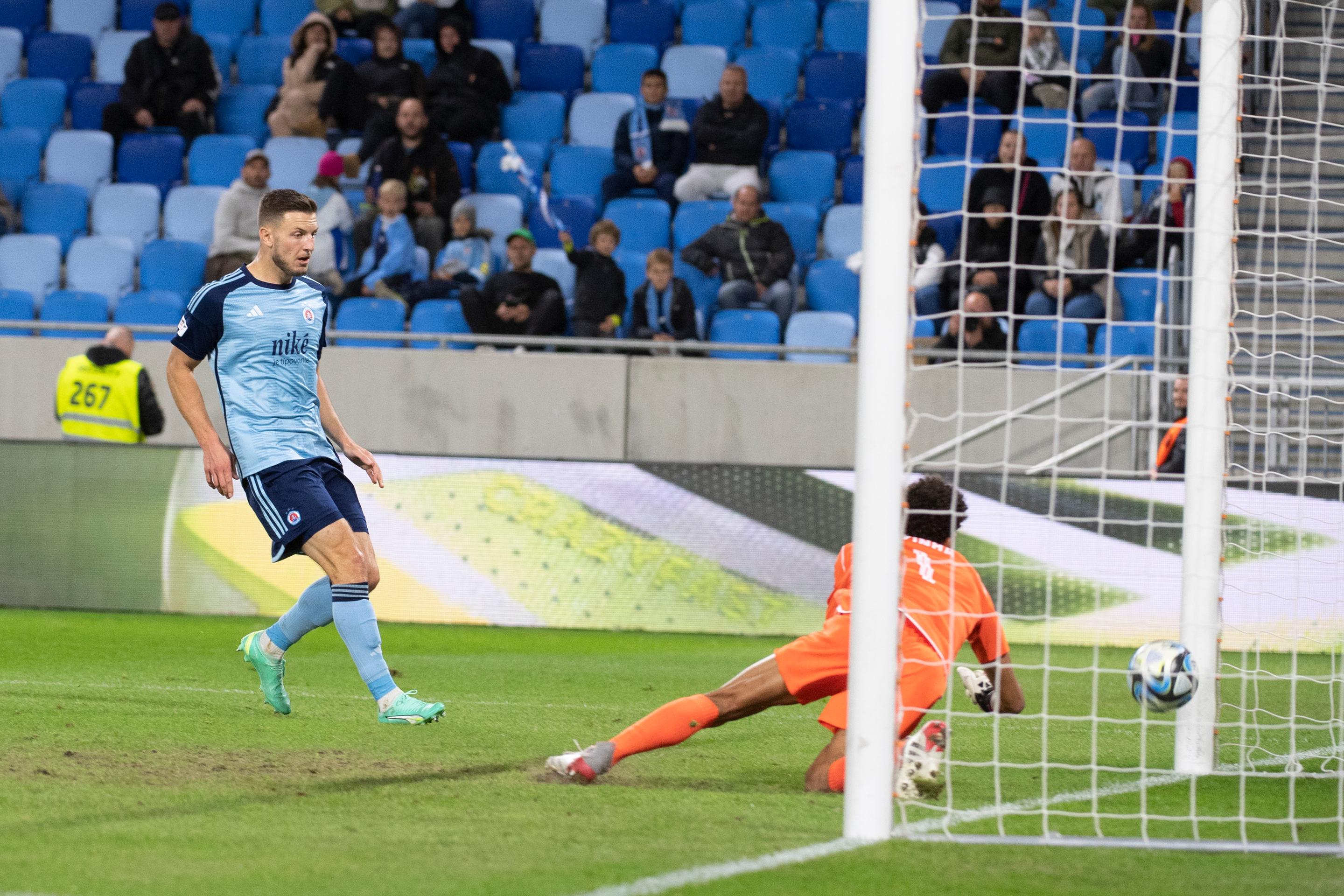 Vpravo brankár Trenčína Vozinha dostáva druhý gól od Aleksandara Čavriča (nie je na snímke) v 10. kole Niké ligy.