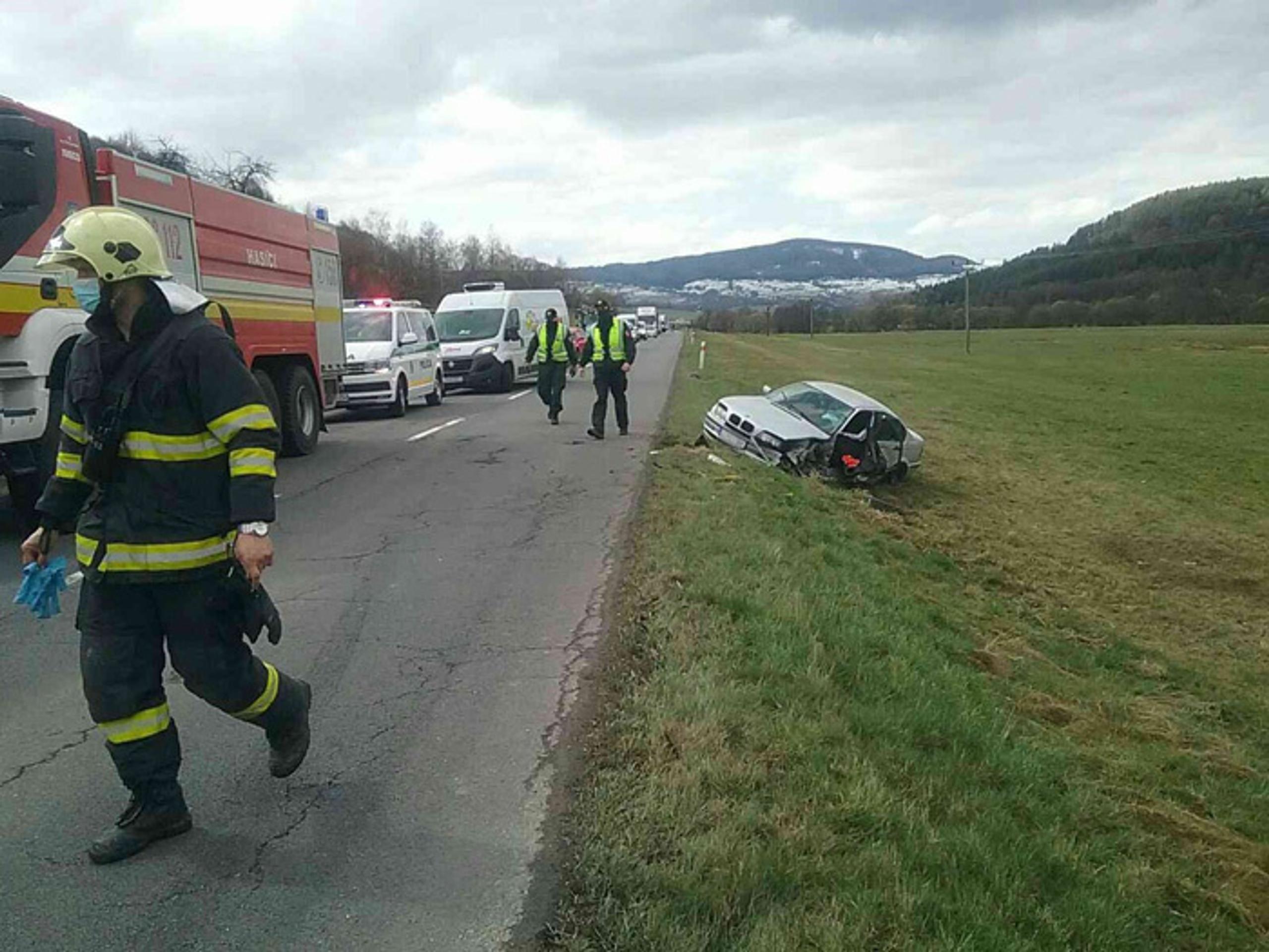 Auto po náraze s autobusom skončilo na poli.