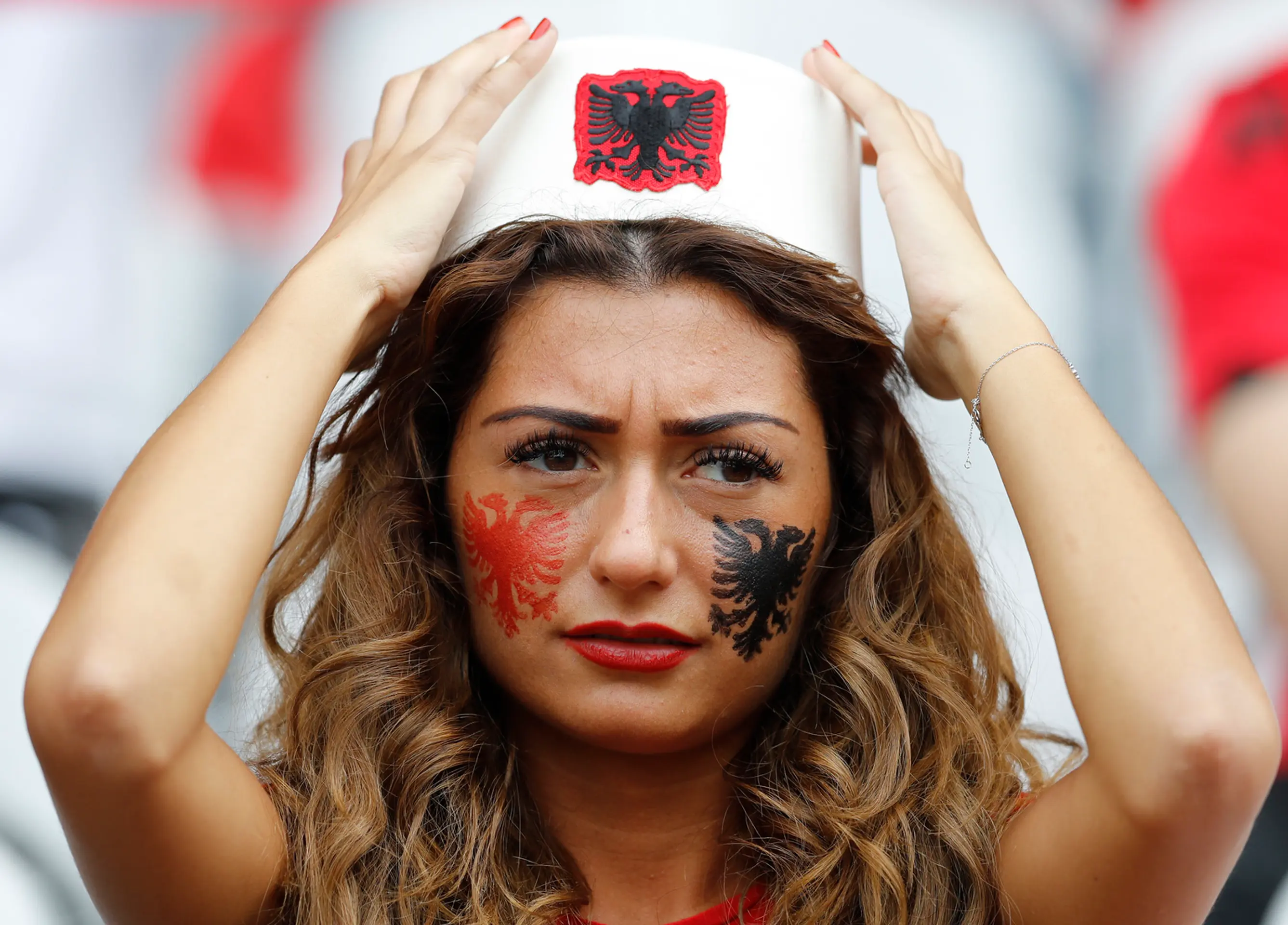Fanúšička Albánska počas ME vo futbale.