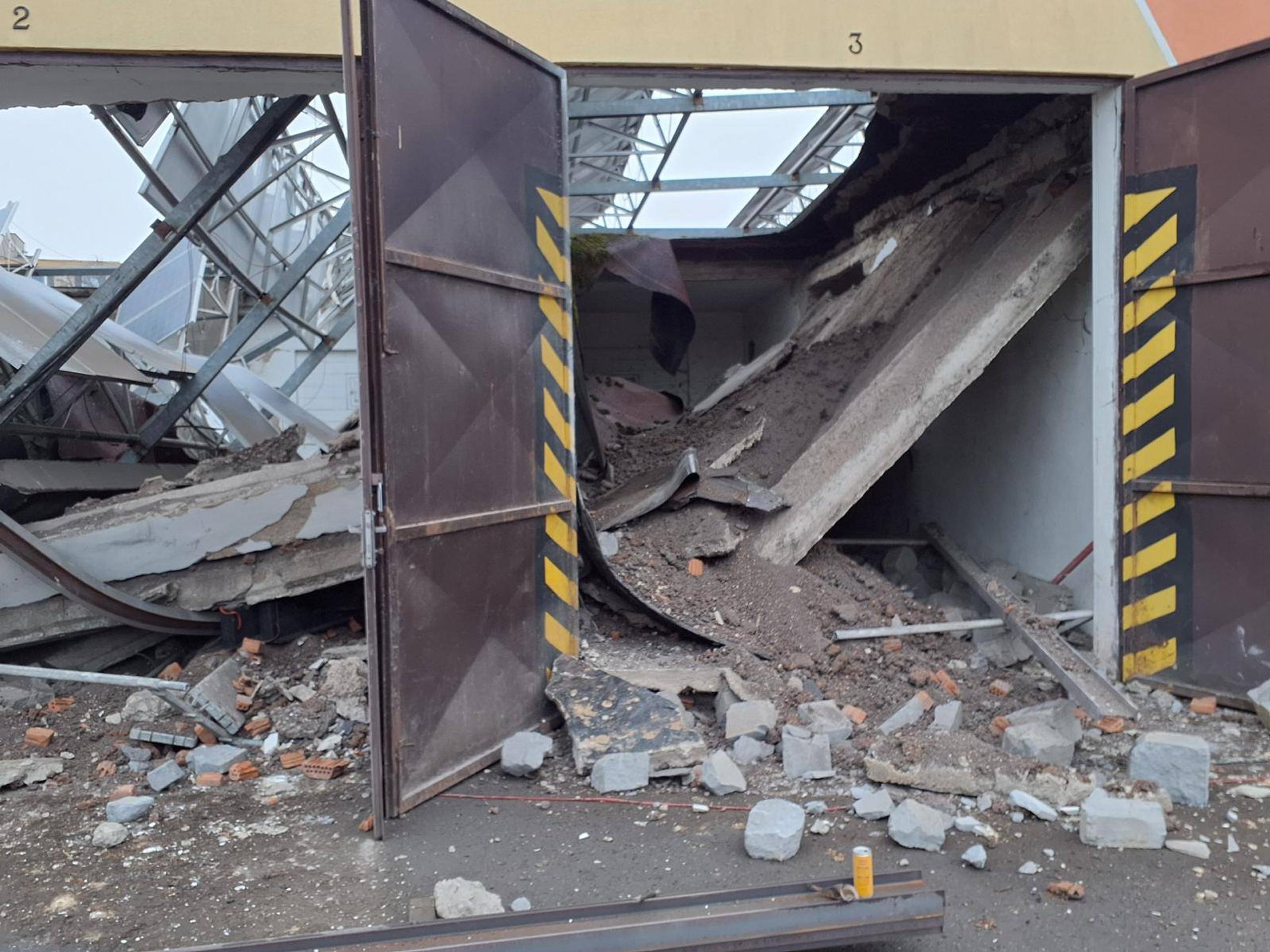 Pád strechy vo Veľkých Kapušanoch.