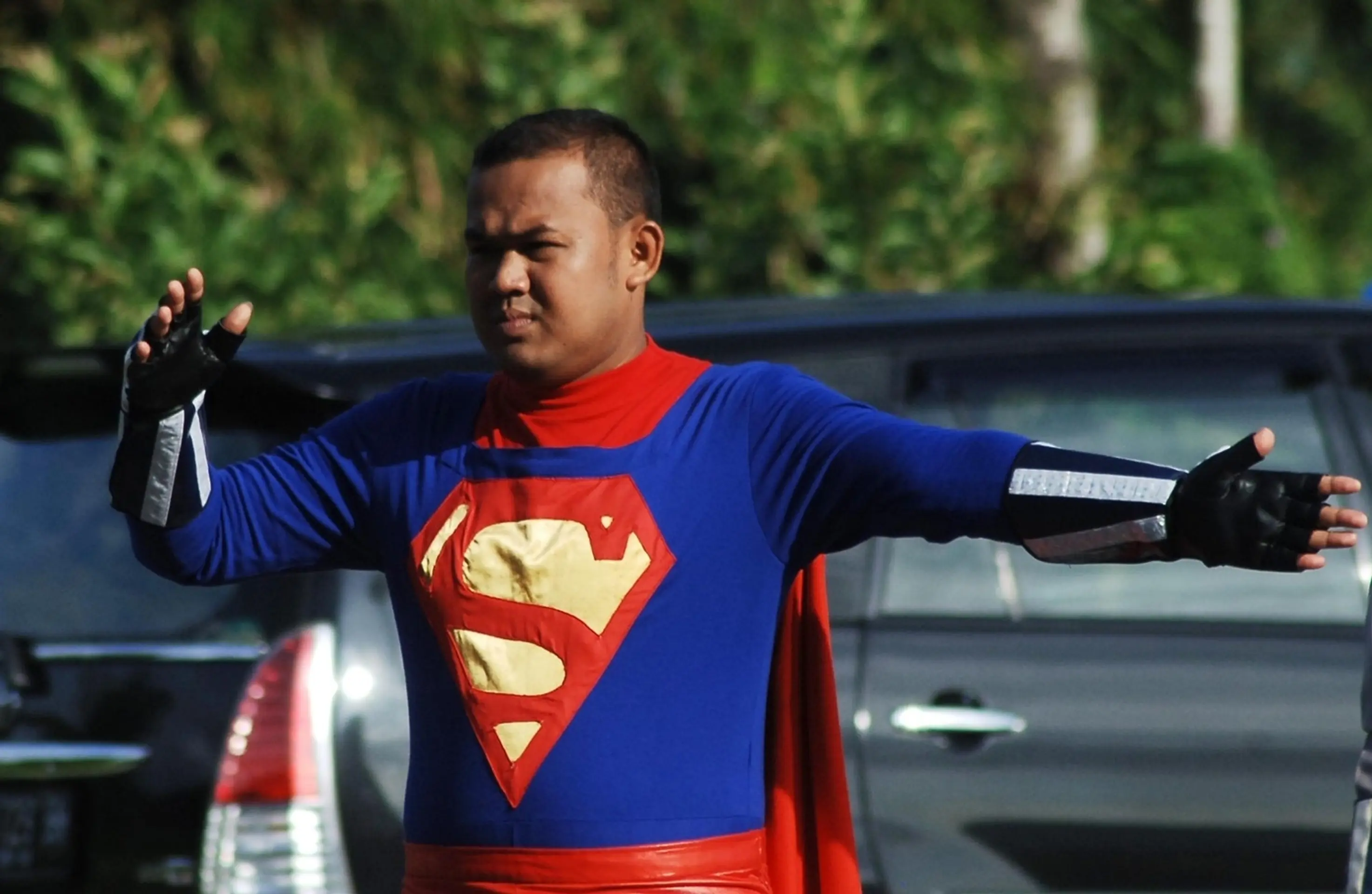 Policajt "Superman" v Indonézii