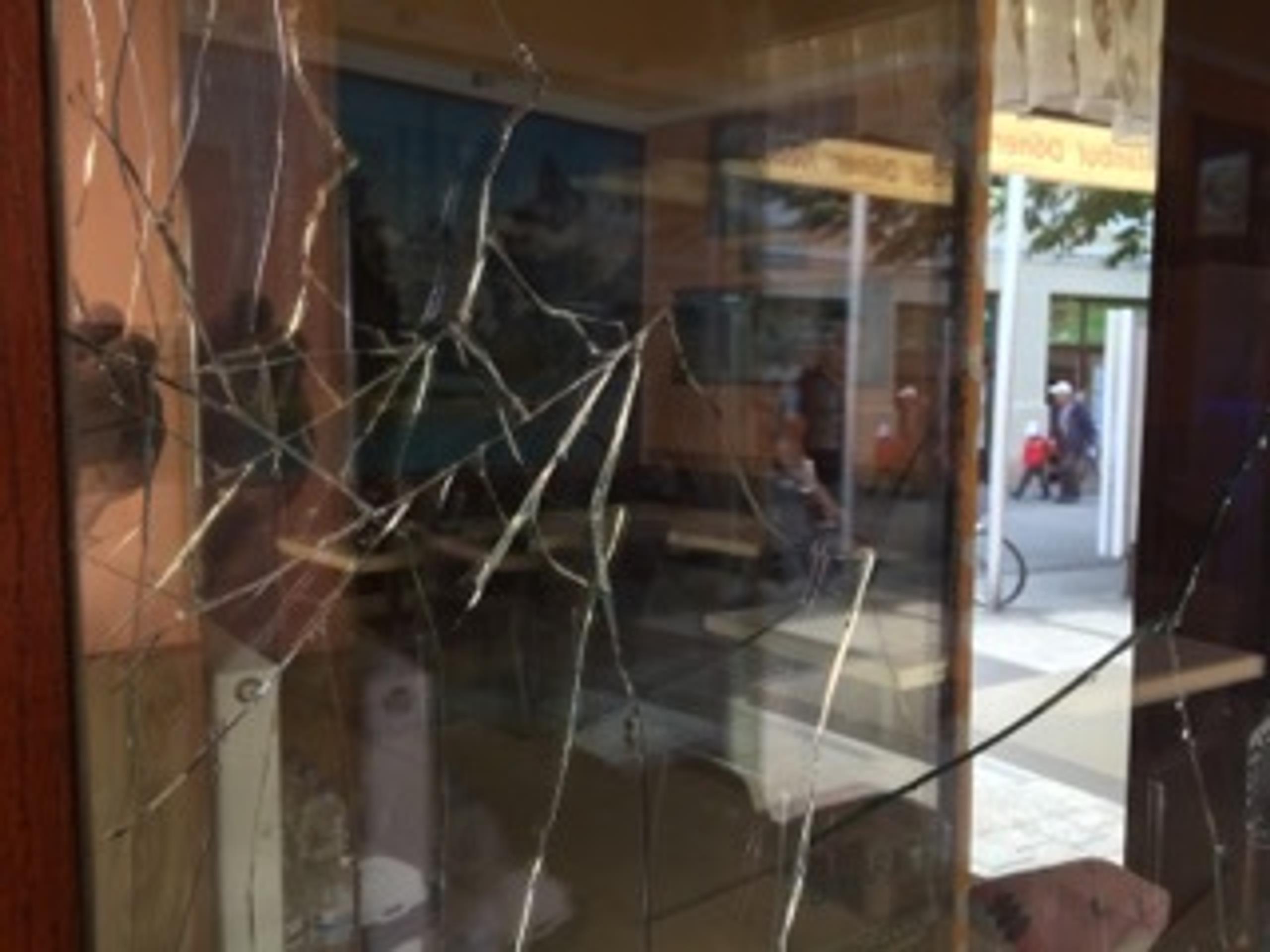 Rozbité okno na reštaurácii v Piešťanoch.