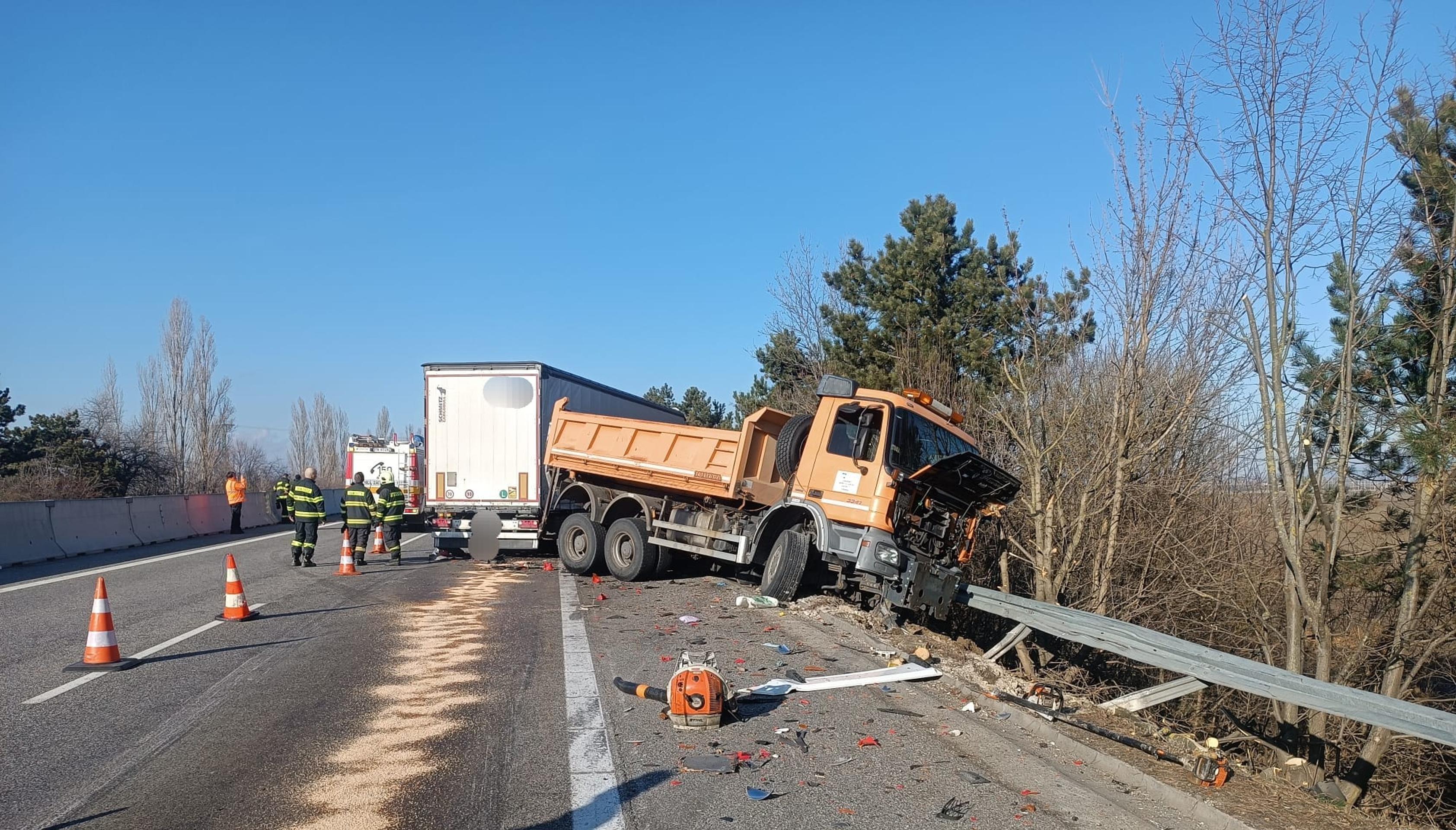 Do cestárskeho auta nabúral kamión.