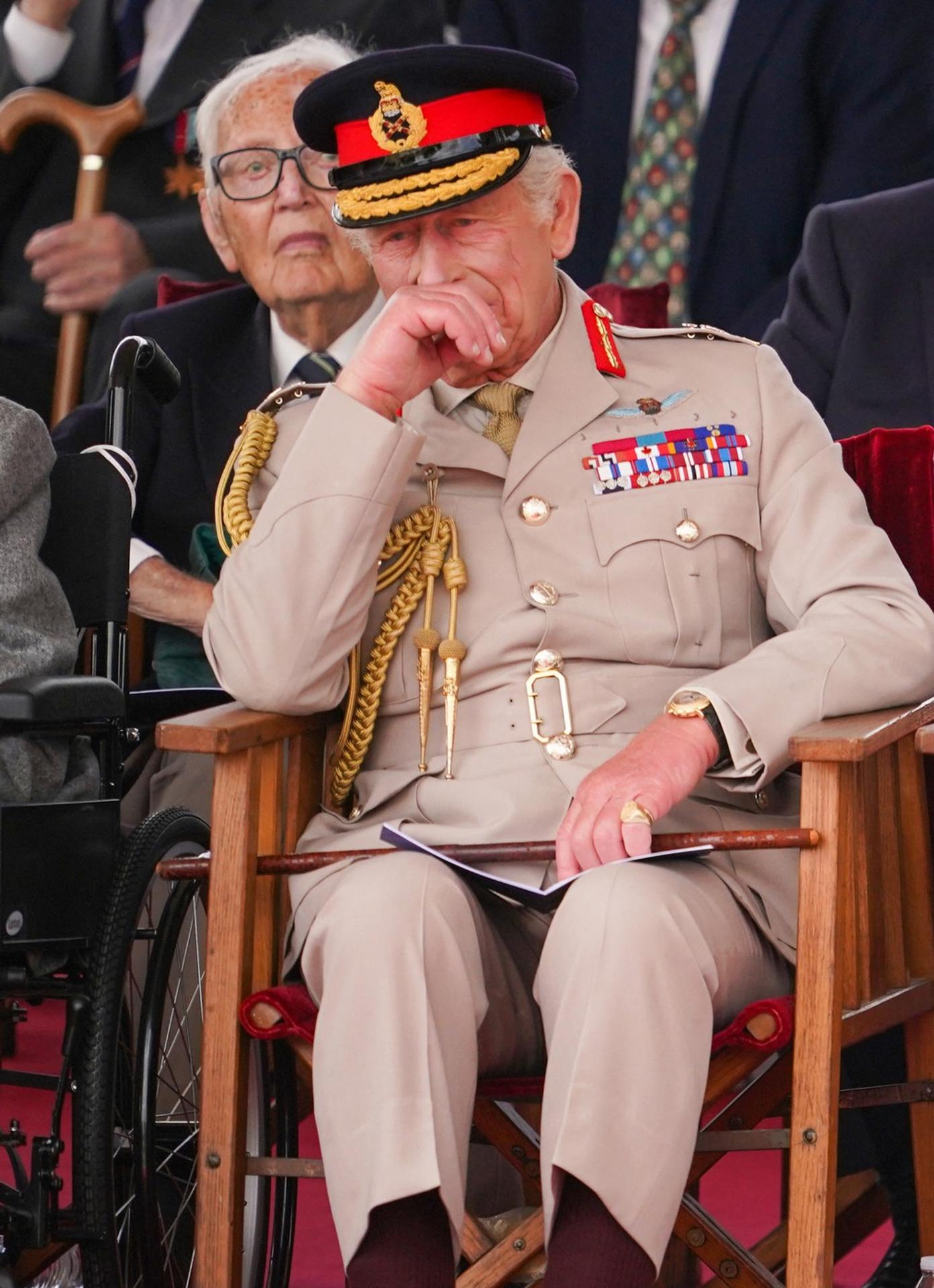 Slová veterána dohnali Karola III. a Camillu k slzám