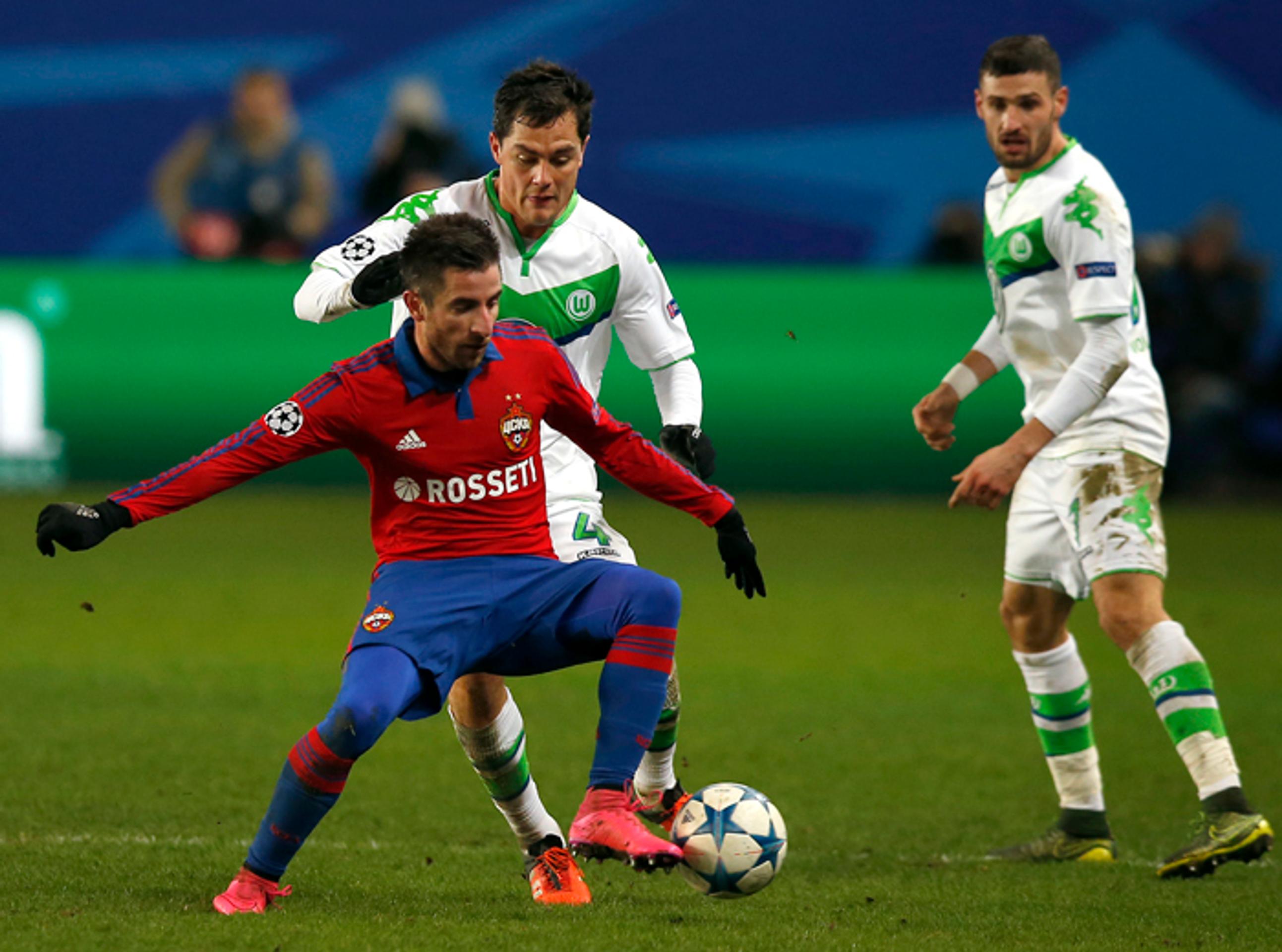Vzadu Marcel Schaefer (Wolfsburg) bojuje o loptu so Zoranom Tošičom (CSKA Moskva).