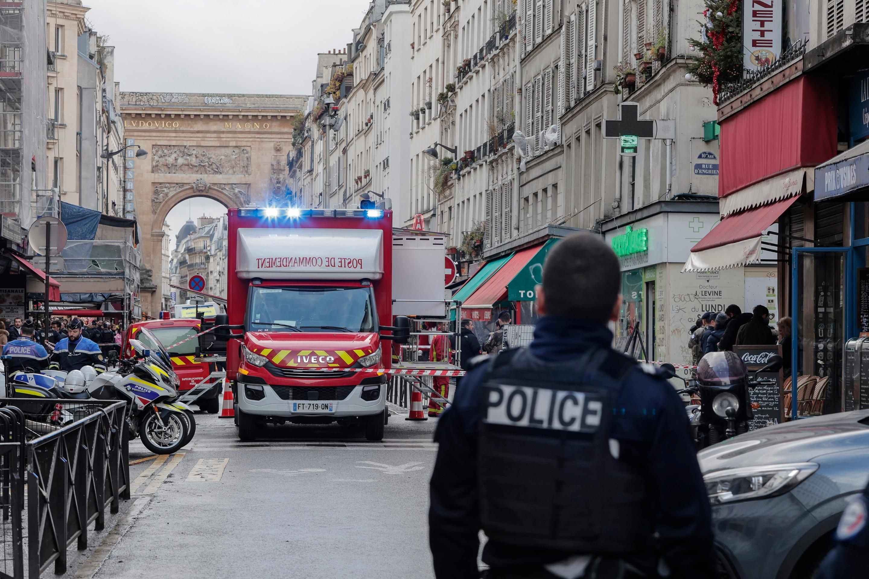Polícia po streľbe uzavrela ulicu Rue d'Enghien v 10. parížskom obvode. 