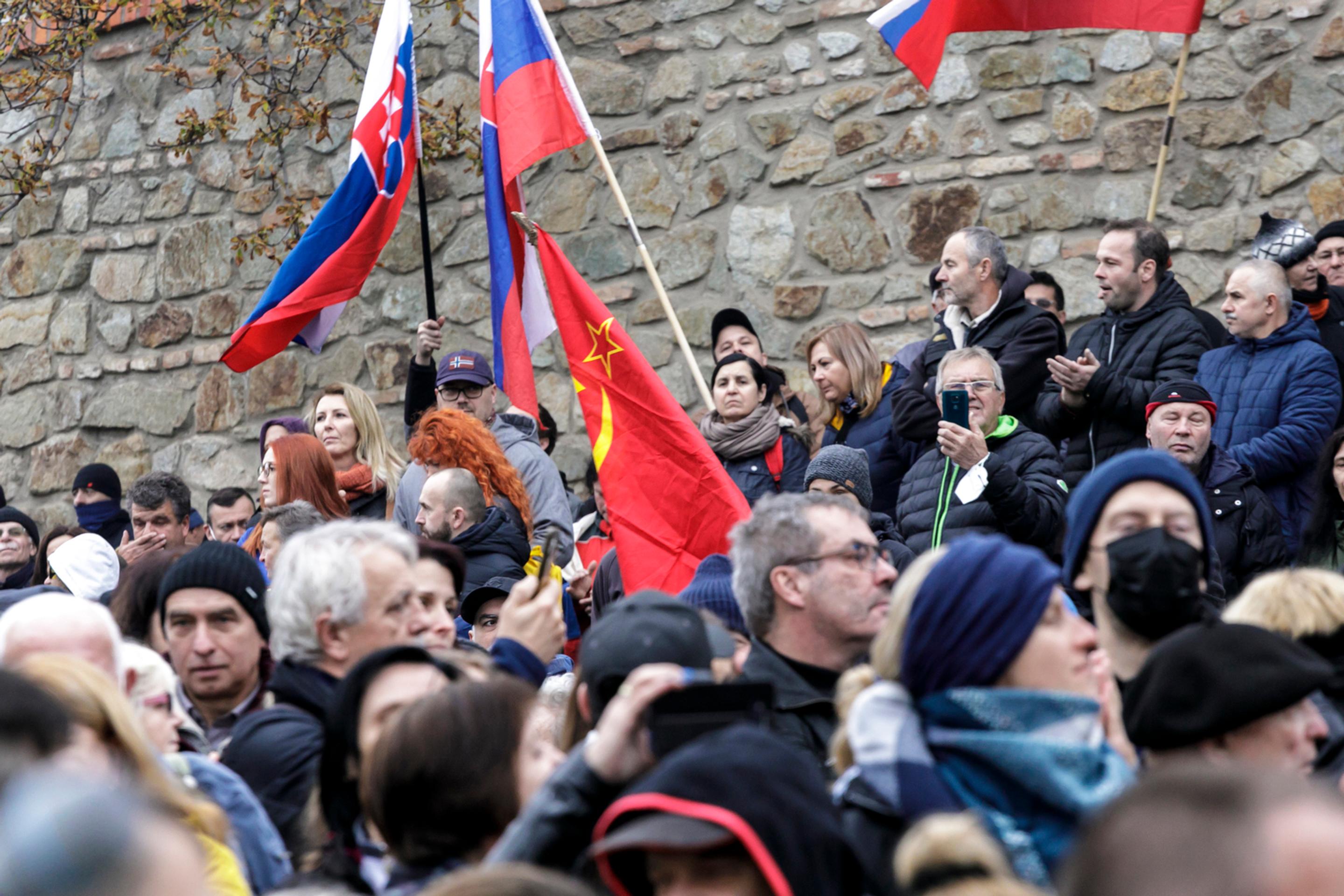 Dav protestujúcich čaká na príhovor Roberta Fica.