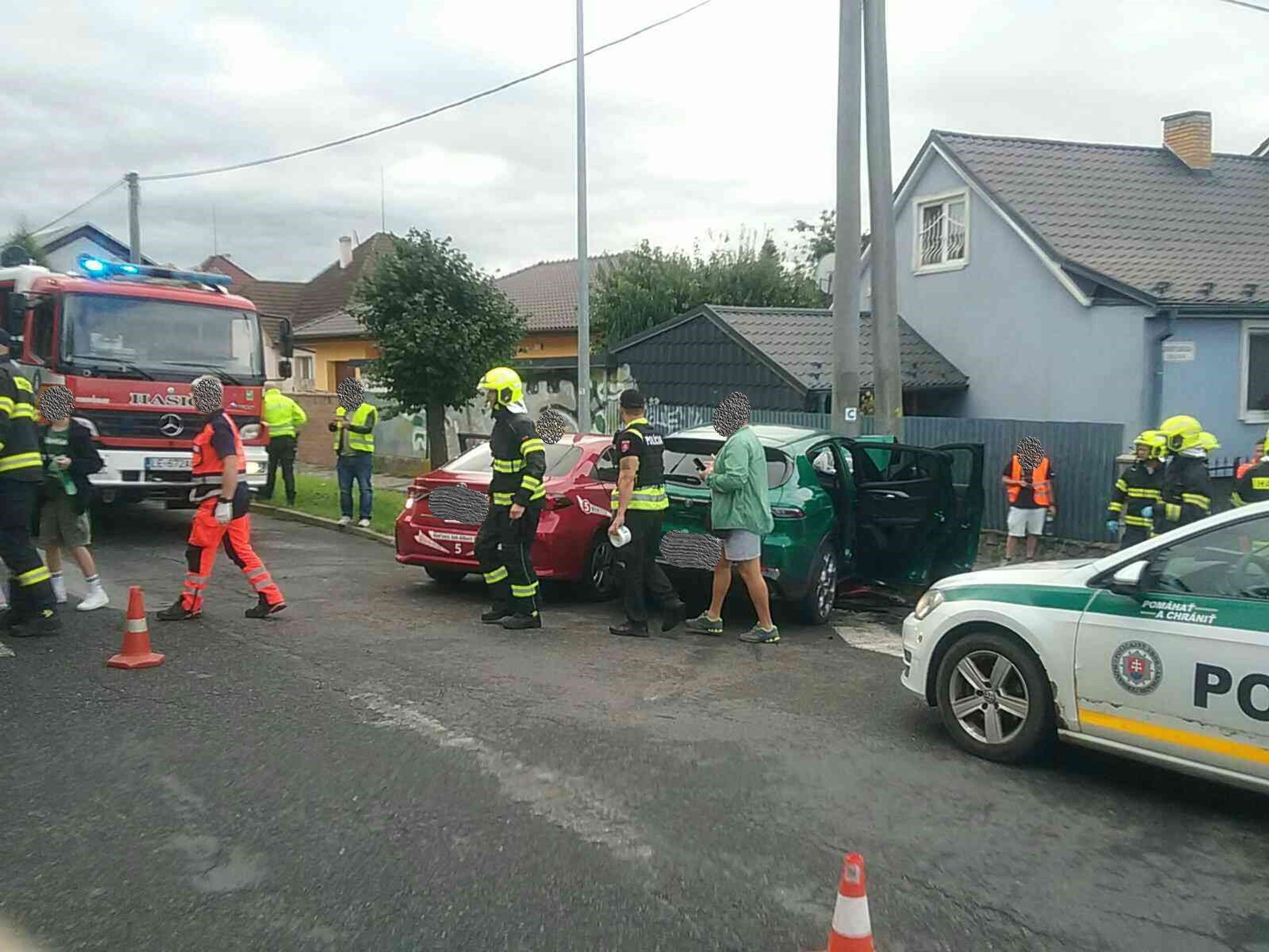 Záchranné zložky zasahujú pri nehode