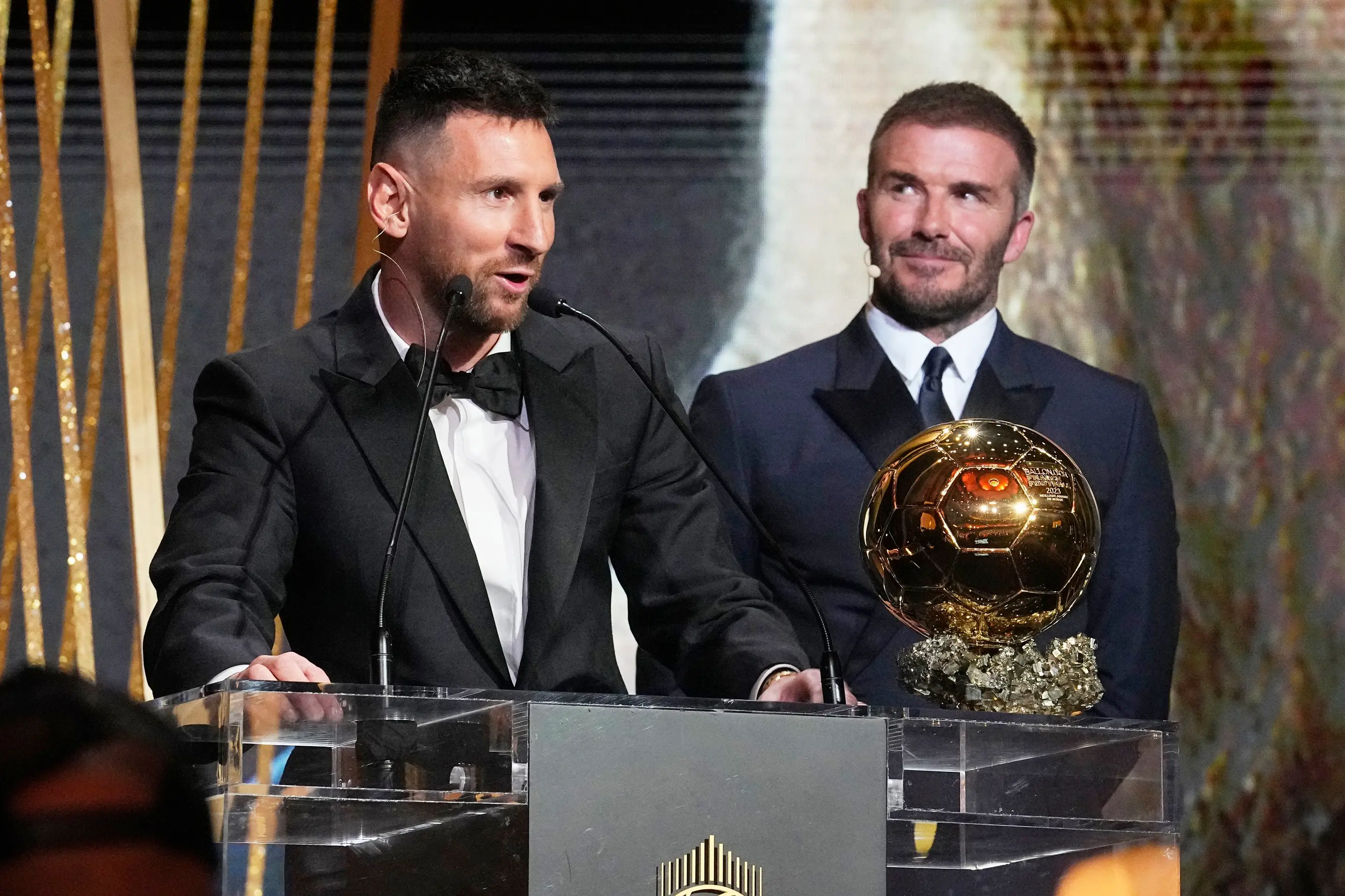 Lionel Messi si Zlatú loptu prebral z rúk Davida Backhama.