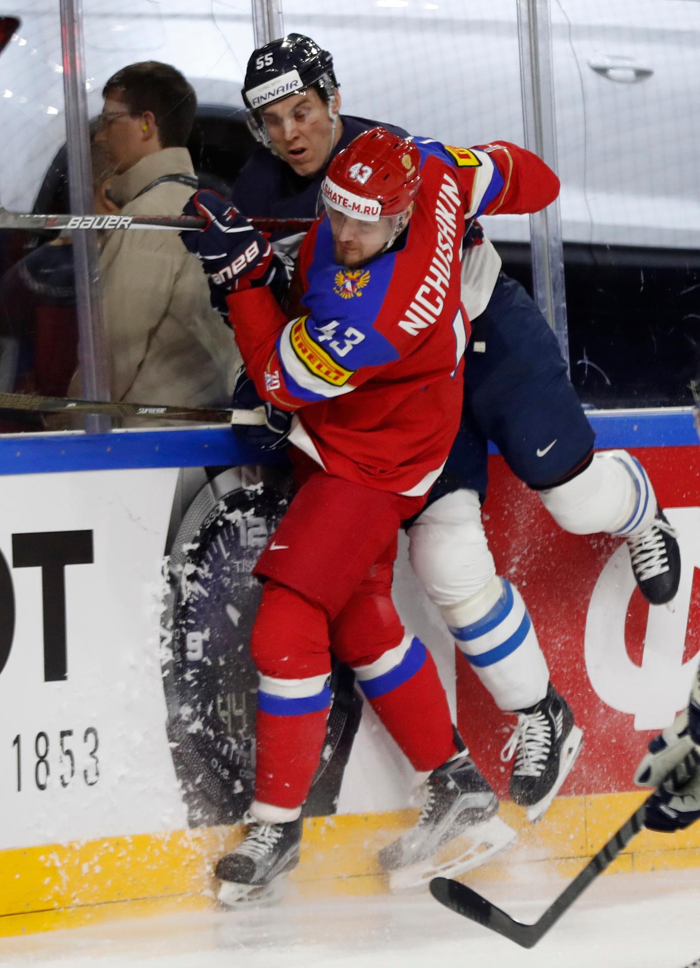 Rus Valeri Ničuškin (vpredu) bojuje o puk s Fínom Atte Ohtamom v zápase o bronz na MS 2017.