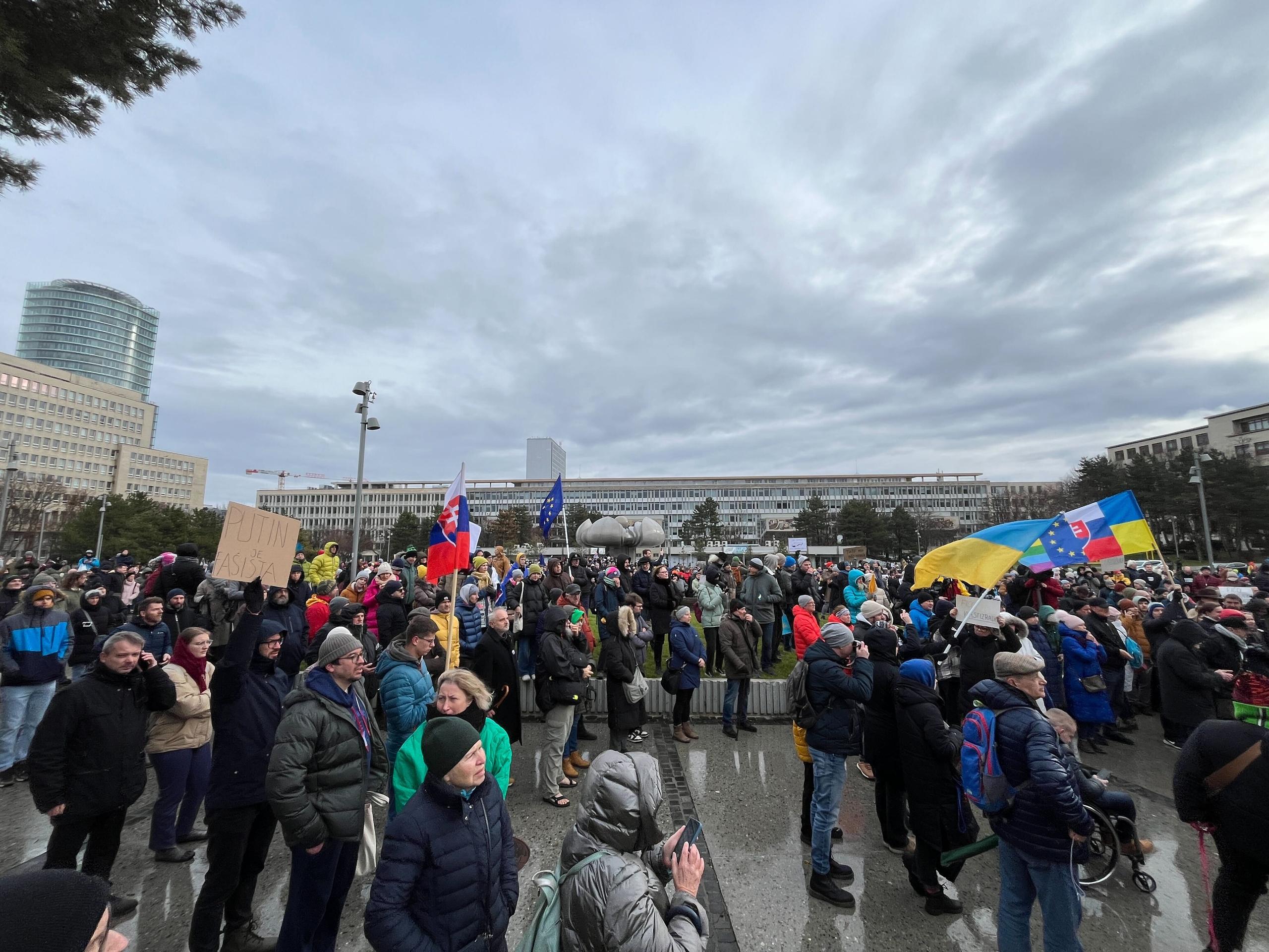 Protest proti nedeľnej (22. 12.) návšteve predsedu vlády SR Roberta Fica (Smer-SD) v Moskve na Námestí slobody v Bratislave v pondelok 23. decembra 2024.