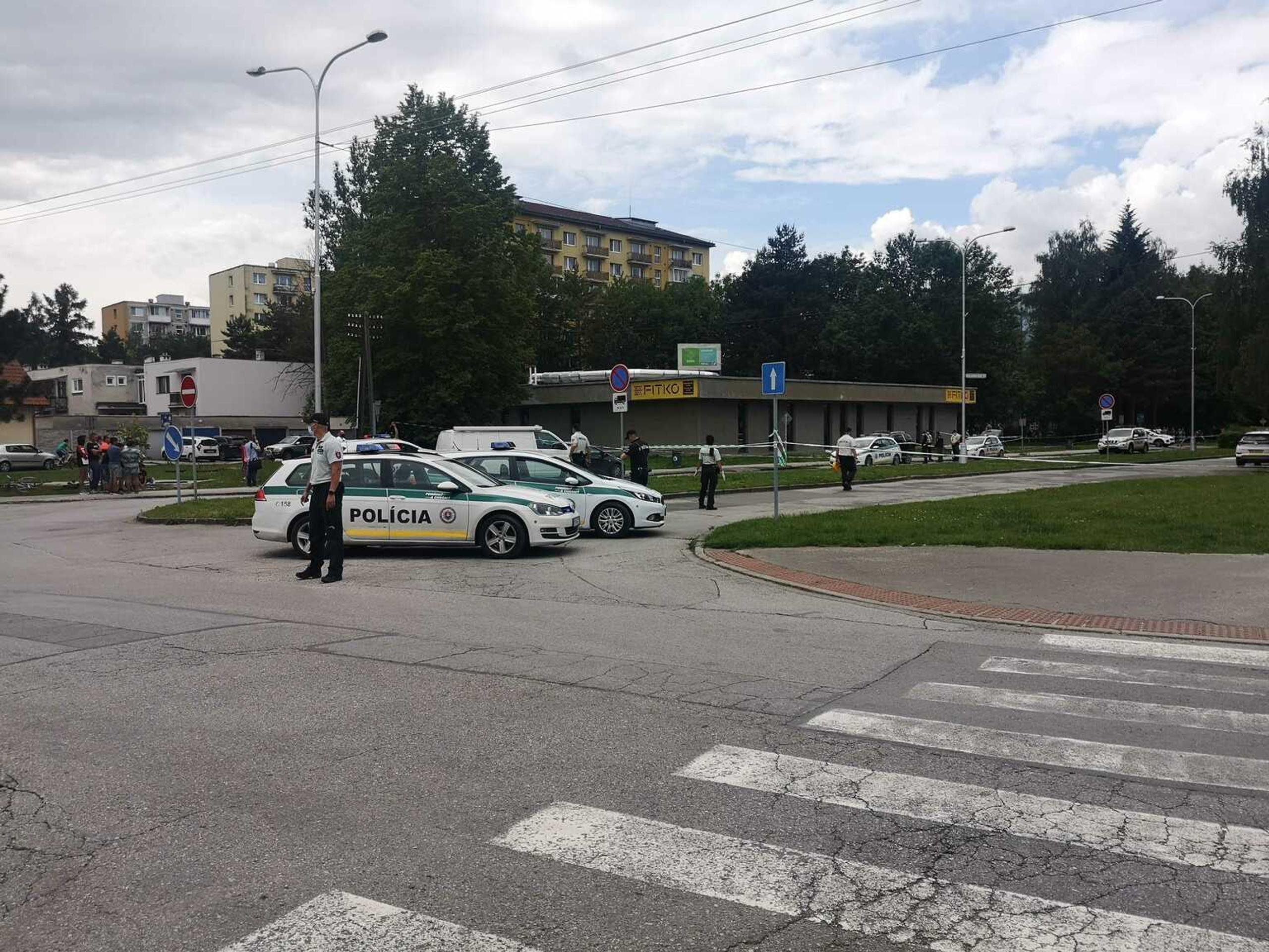 Polícia zasahuje vo Vrútkach po útoku na škole.