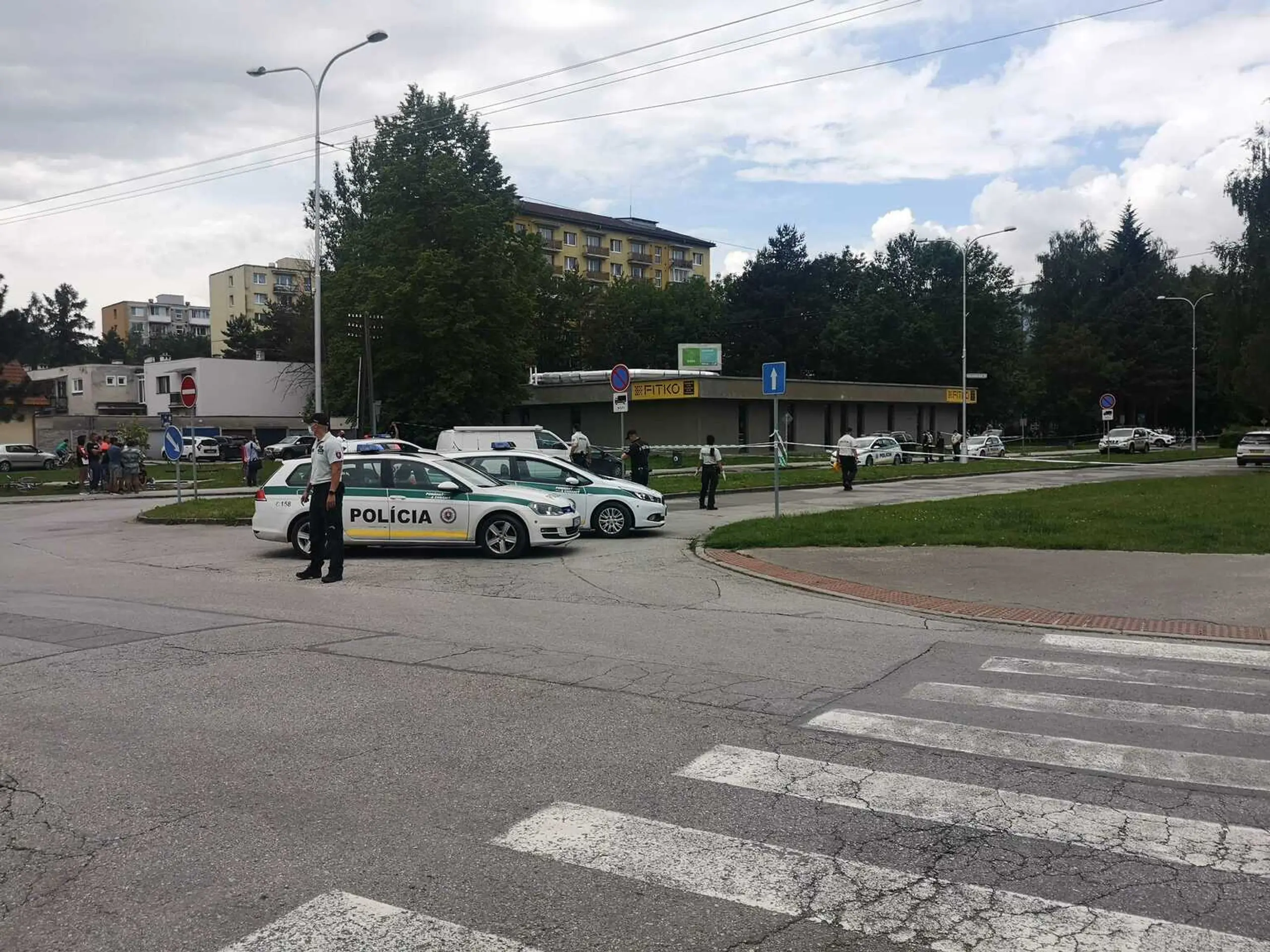 Polícia zasahuje vo Vrútkach po útoku na škole.