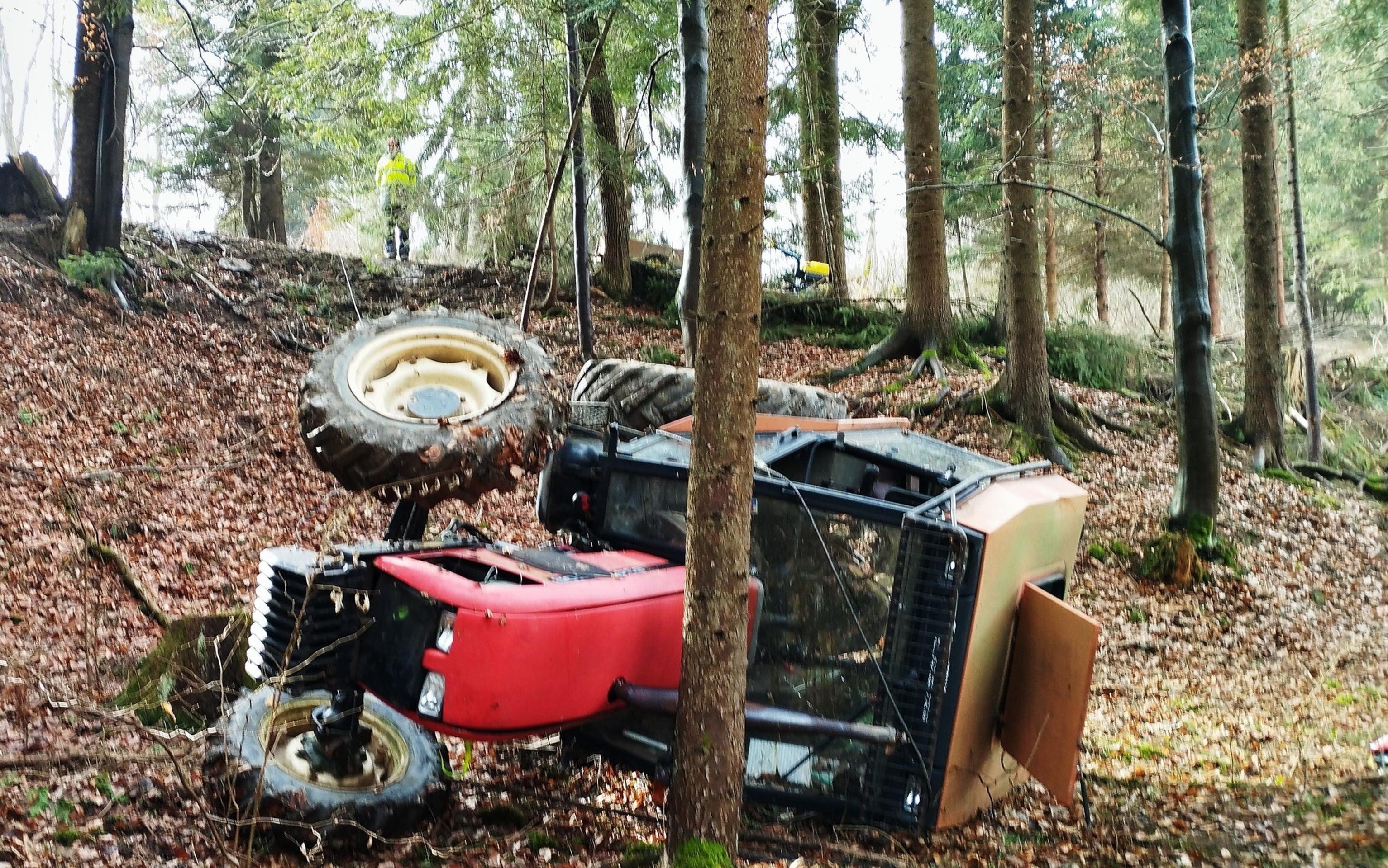 Prevrátený traktor