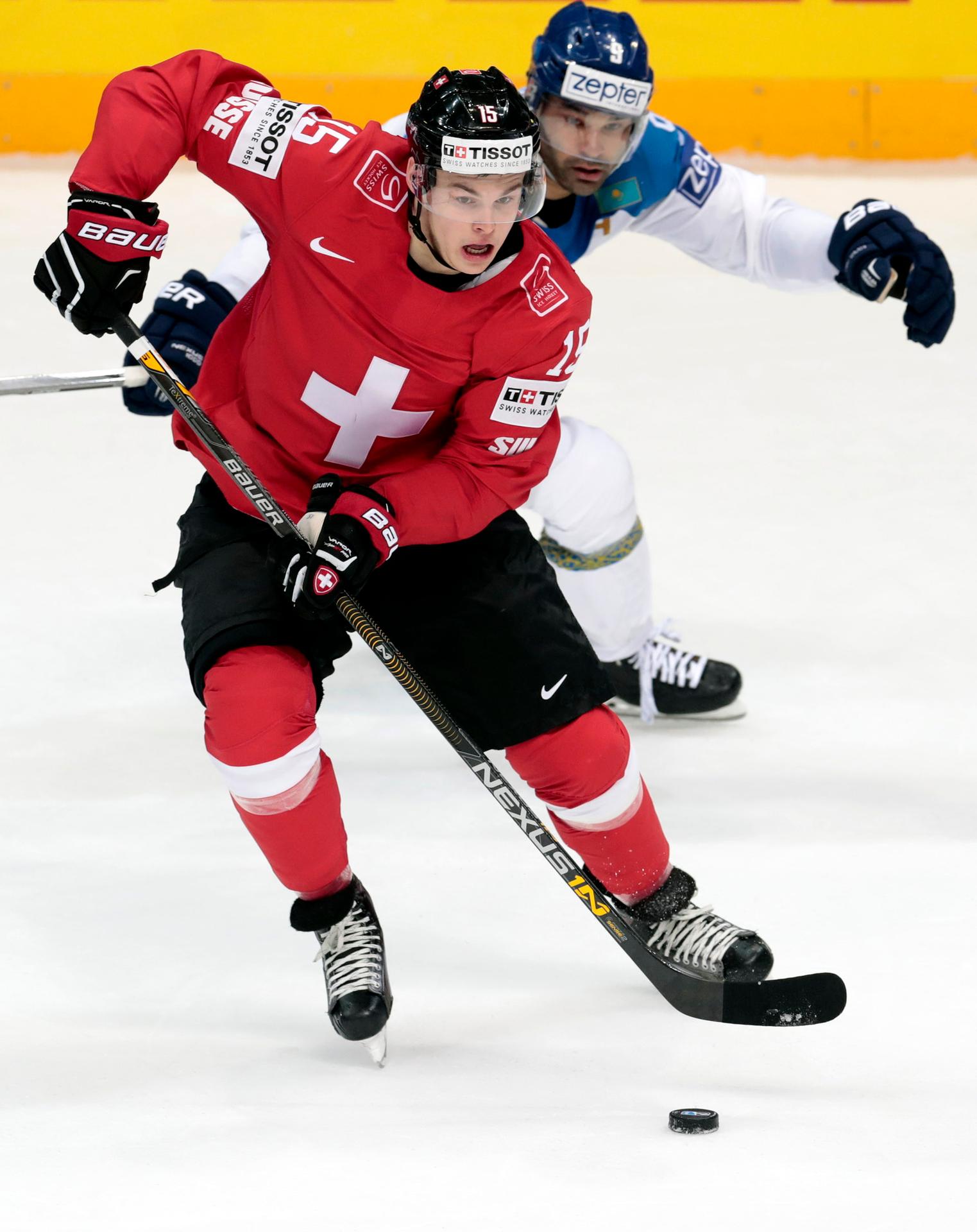 Švajčiar Gregory Hofmann počas duelu proti Kazachstanu na MS v Rusku.