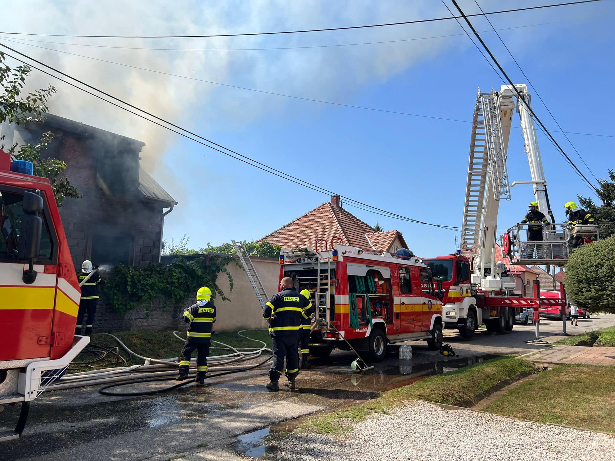 V Šoporni vypukol požiar rodinného domu. 