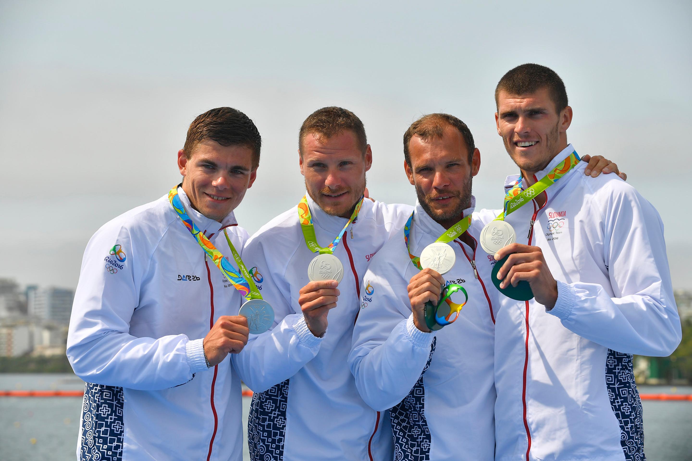Slovenský štvorkajak v zložení zľava Denis Myšák, Erik Vlček, Juraj Tarr a Tibor Linka pózuje so striebornými medailami.