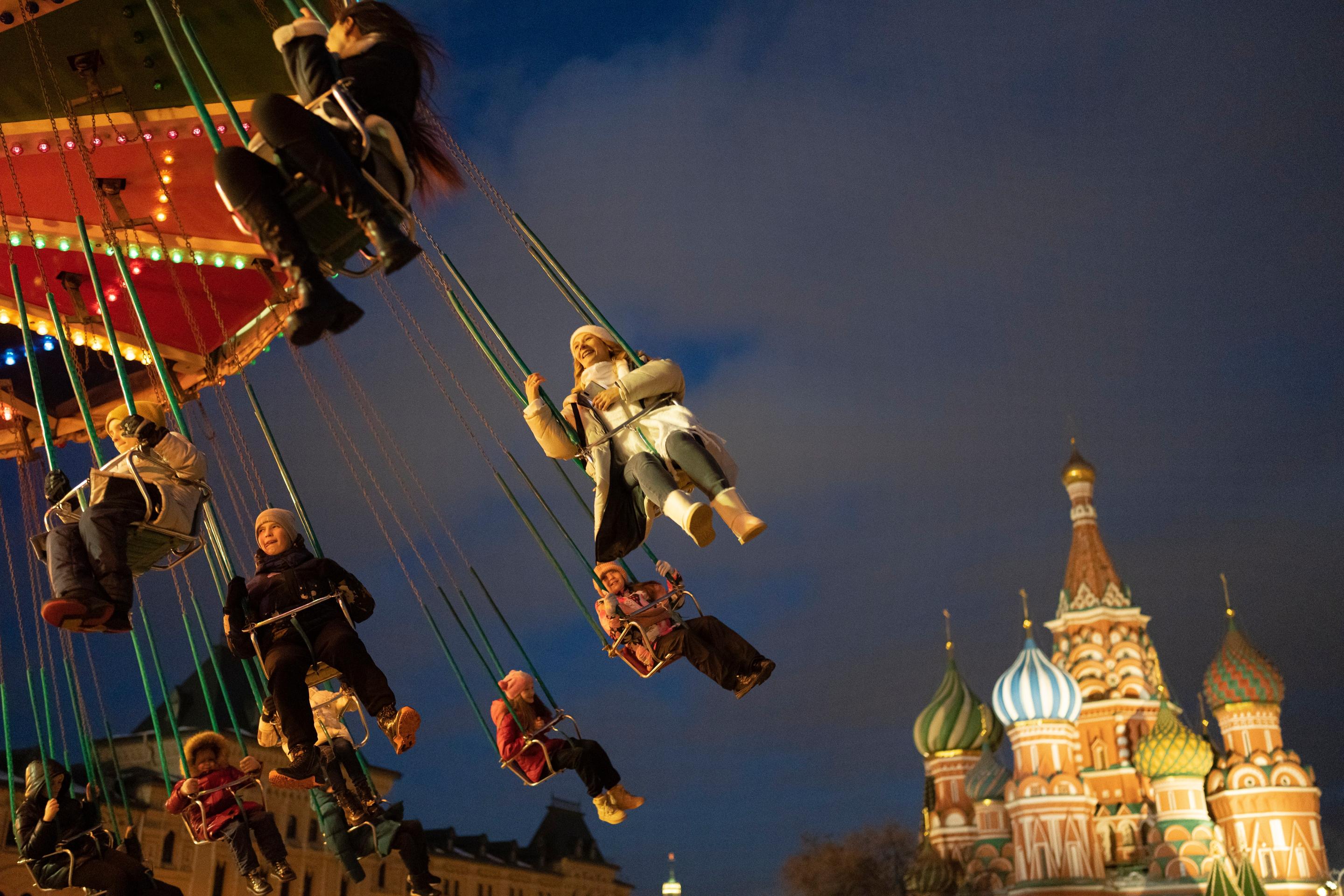 Vianočné trhy na Červenom námestí v Moskve.