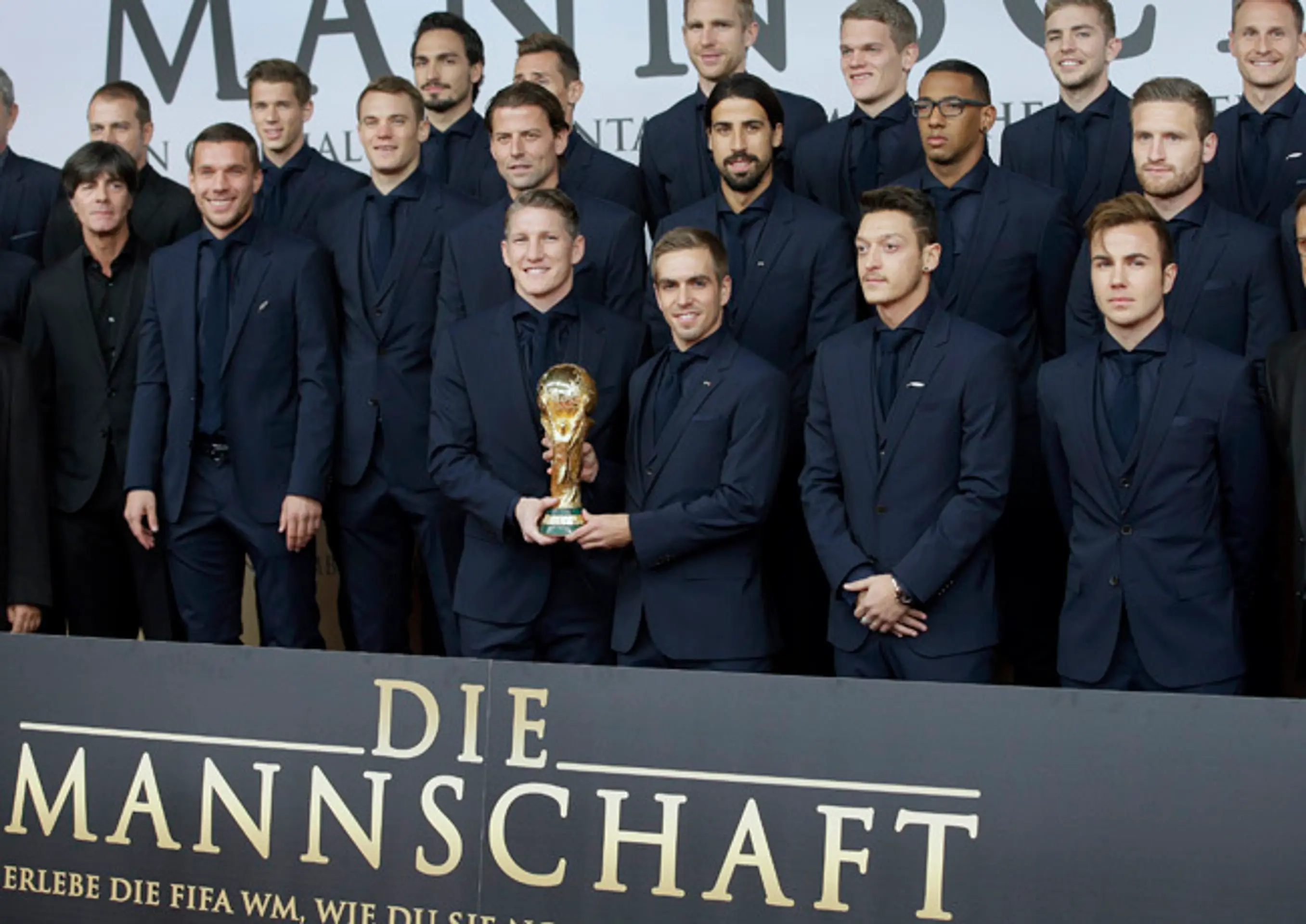 Hráči Nemecka pózujú s trofejou z MS počas príchodu na premiéru filmu Die Mannschaft.