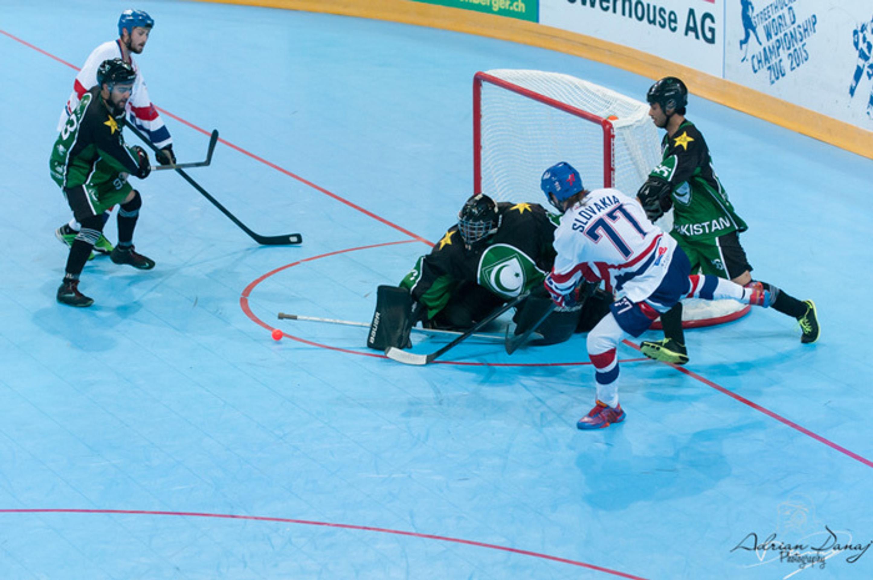 Boj Slovákov pred pakistanskou bránou na MS v hokejbale.